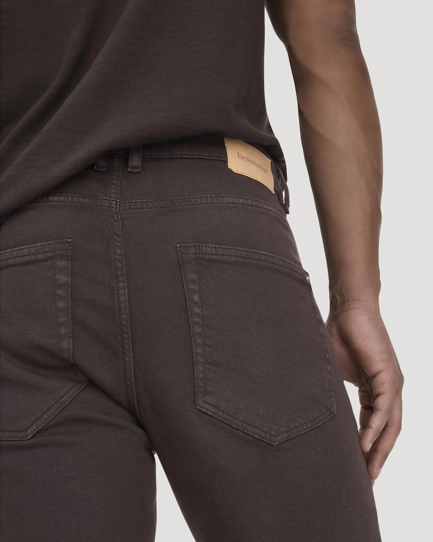 hessnatur Herren Jeans MADS Relaxed Tapered aus Bio-Denim mit Recycling-Baumwolle - braun - Größe 32/32 – Ansicht 3