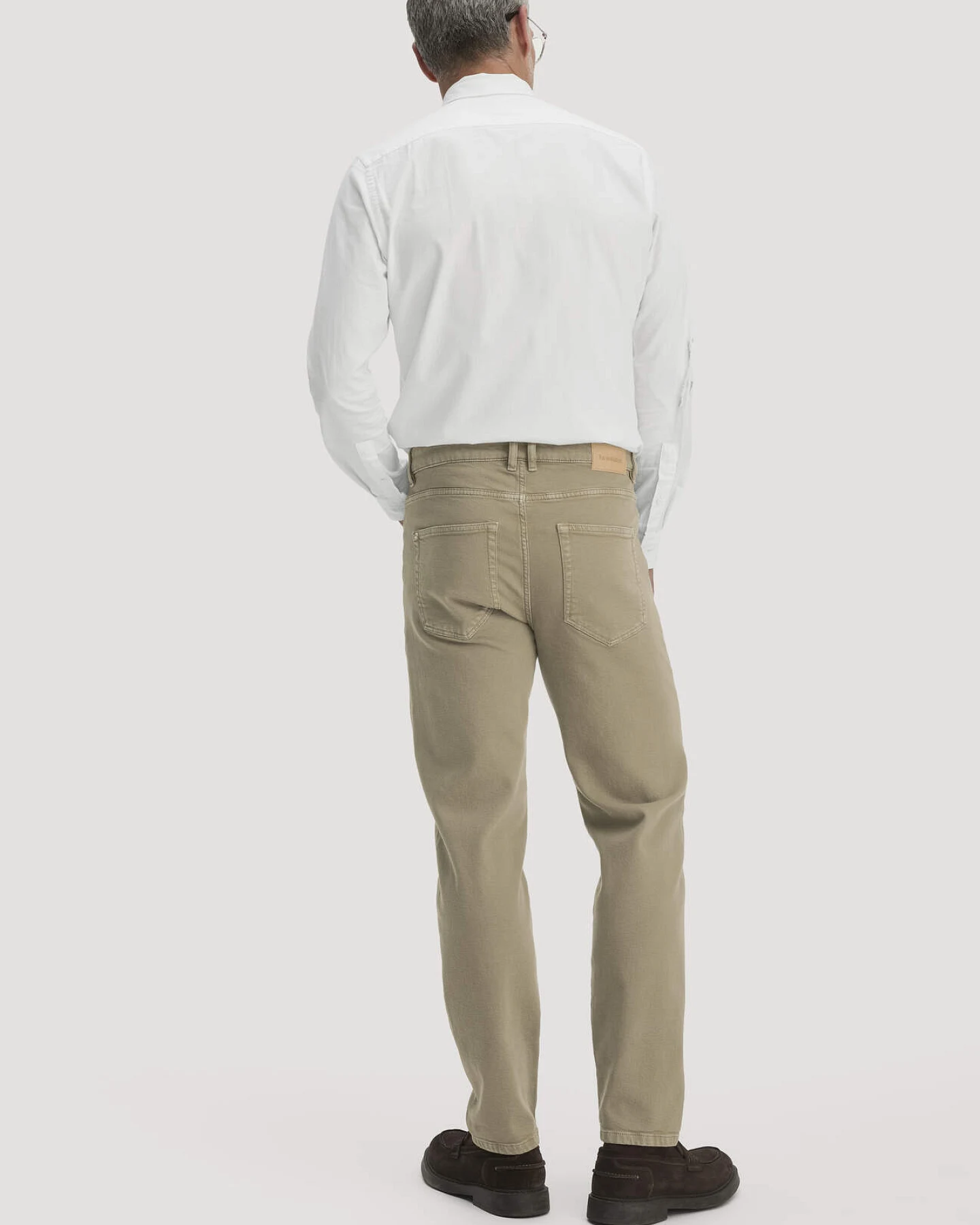 hessnatur Herren Jeans MADS Relaxed Tapered aus Bio-Denim mit Recycling-Baumwolle - grün - Größe 33/30 – Ansicht 2