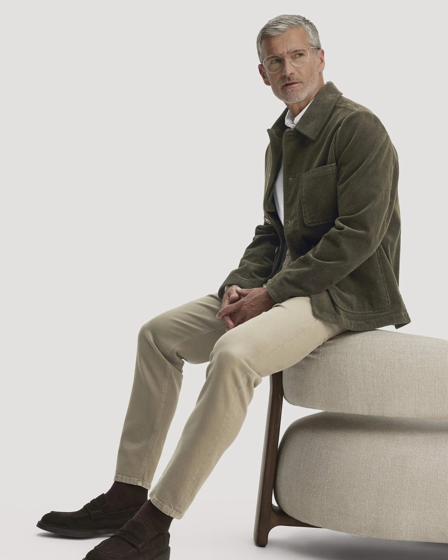 hessnatur Herren Jeans MADS Relaxed Tapered aus Bio-Denim mit Recycling-Baumwolle - grün - Größe 33/30 – Ansicht 4