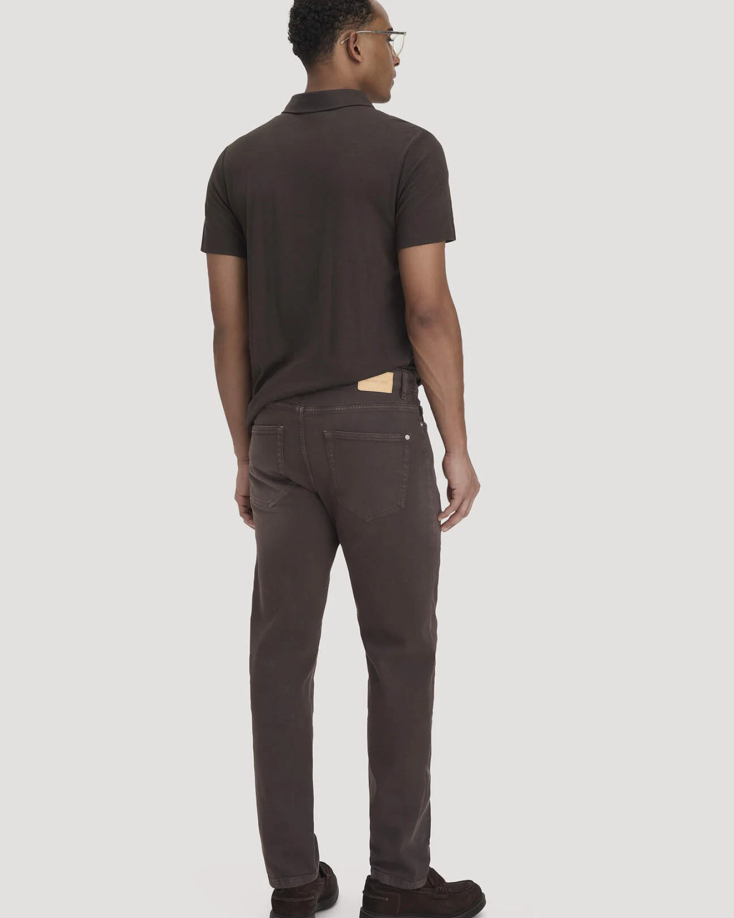 hessnatur Herren Jeans MADS Relaxed Tapered aus Bio-Denim mit Recycling-Baumwolle - braun - Größe 34/32 – Ansicht 2
