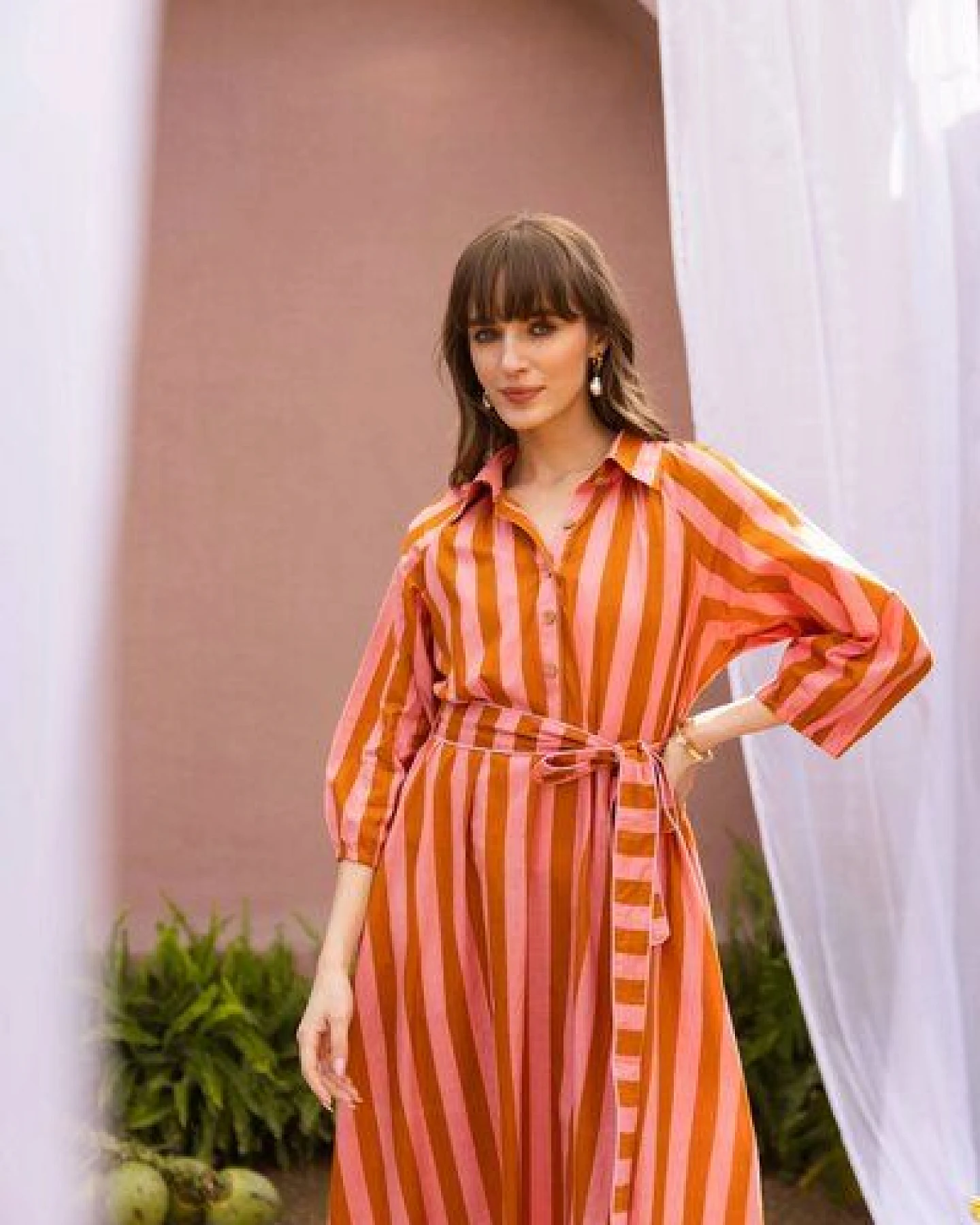 Haus of Namaste Gestreiftes Midi-Kleid aus Bio-Baumwolle mit Gürtel & Taschen – Ansicht 4