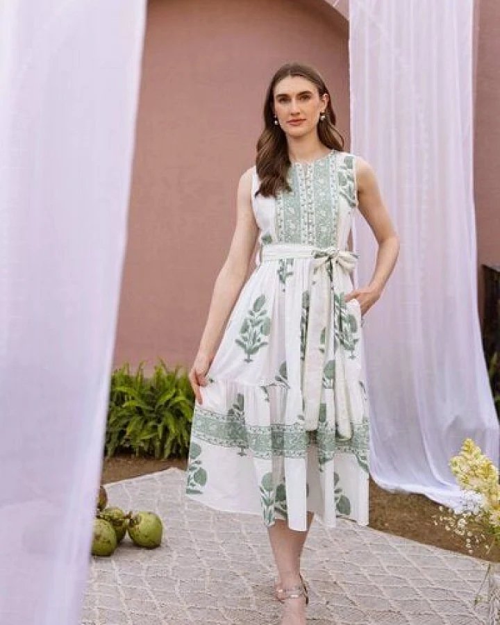 Haus of Namaste Langes Maxikleid aus Bio-Baumwolle in Salbeigrün mit Blumenmuster, Gürtel & Taschen