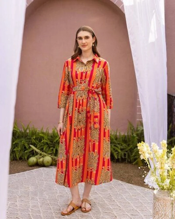 Haus of Namaste Midikleid aus Bio-Baumwolle mit Tiger-Print, Gürtel & Taschen – Rosa-orangefarbene Streifen