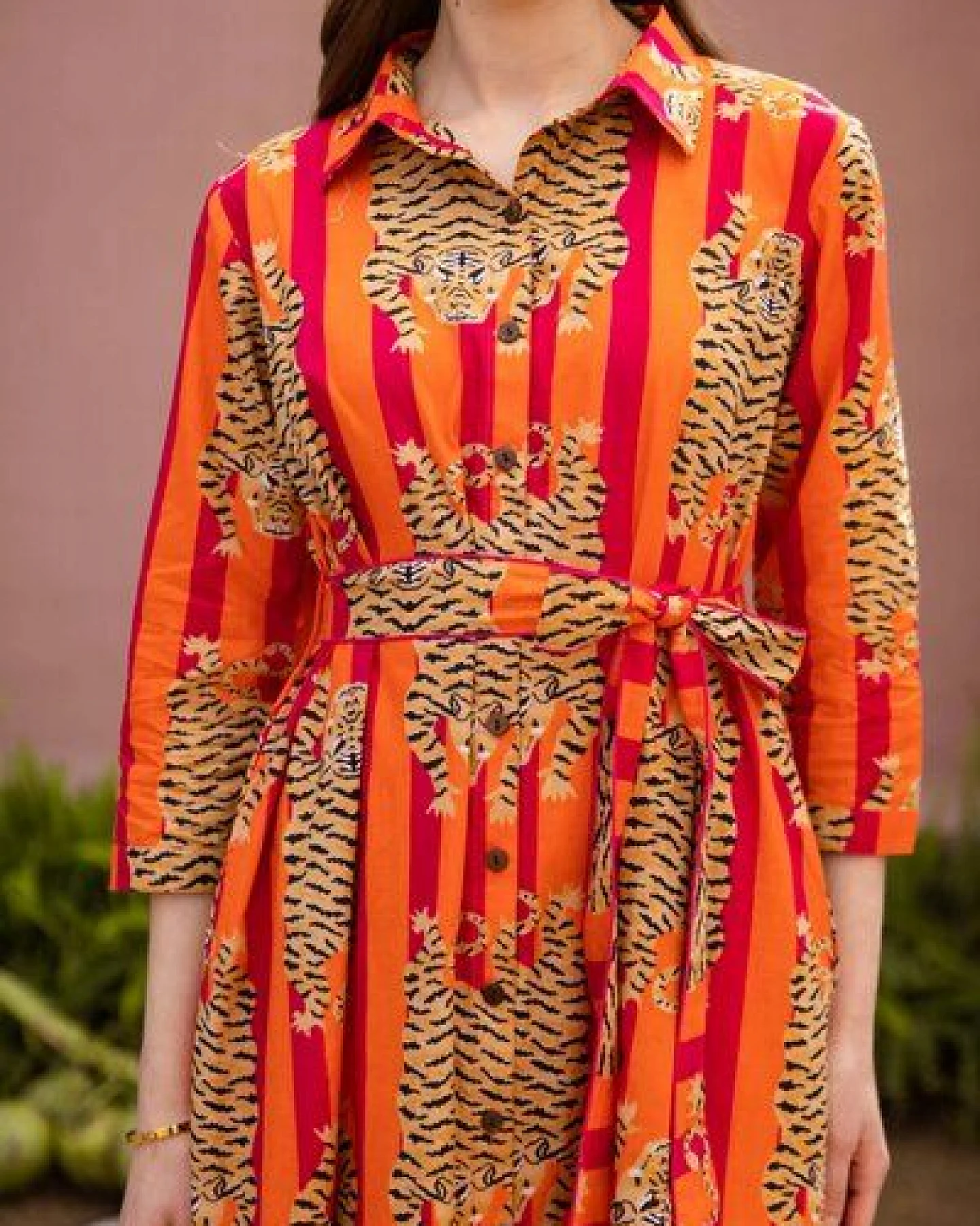 Haus of Namaste Midikleid aus Bio-Baumwolle mit Tiger-Print, Gürtel & Taschen – Rosa-orangefarbene Streifen – Ansicht 2