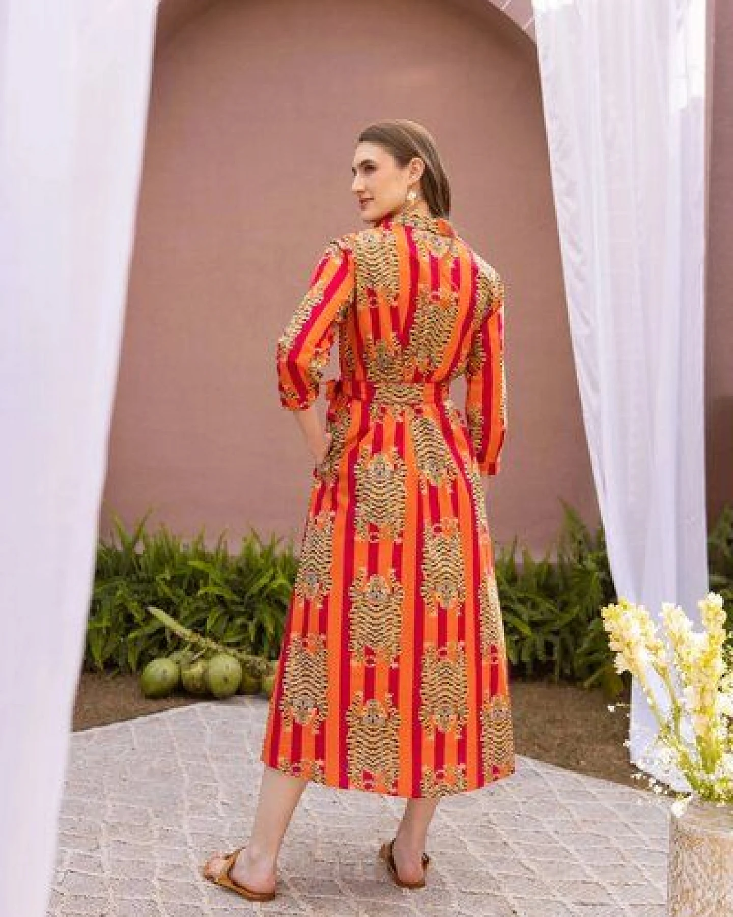 Haus of Namaste Midikleid aus Bio-Baumwolle mit Tiger-Print, Gürtel & Taschen – Rosa-orangefarbene Streifen – Ansicht 3