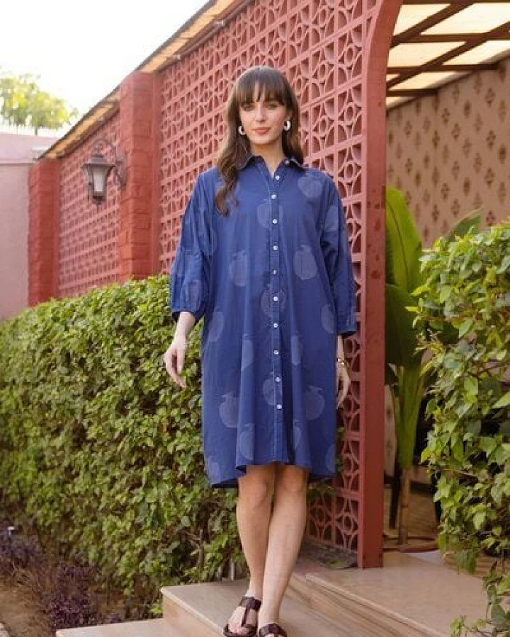 Haus of Namaste Tunika-Kleid aus Bio-Baumwolle in Indigoblau mit Blumenmuster, langen Ärmeln und Taschen