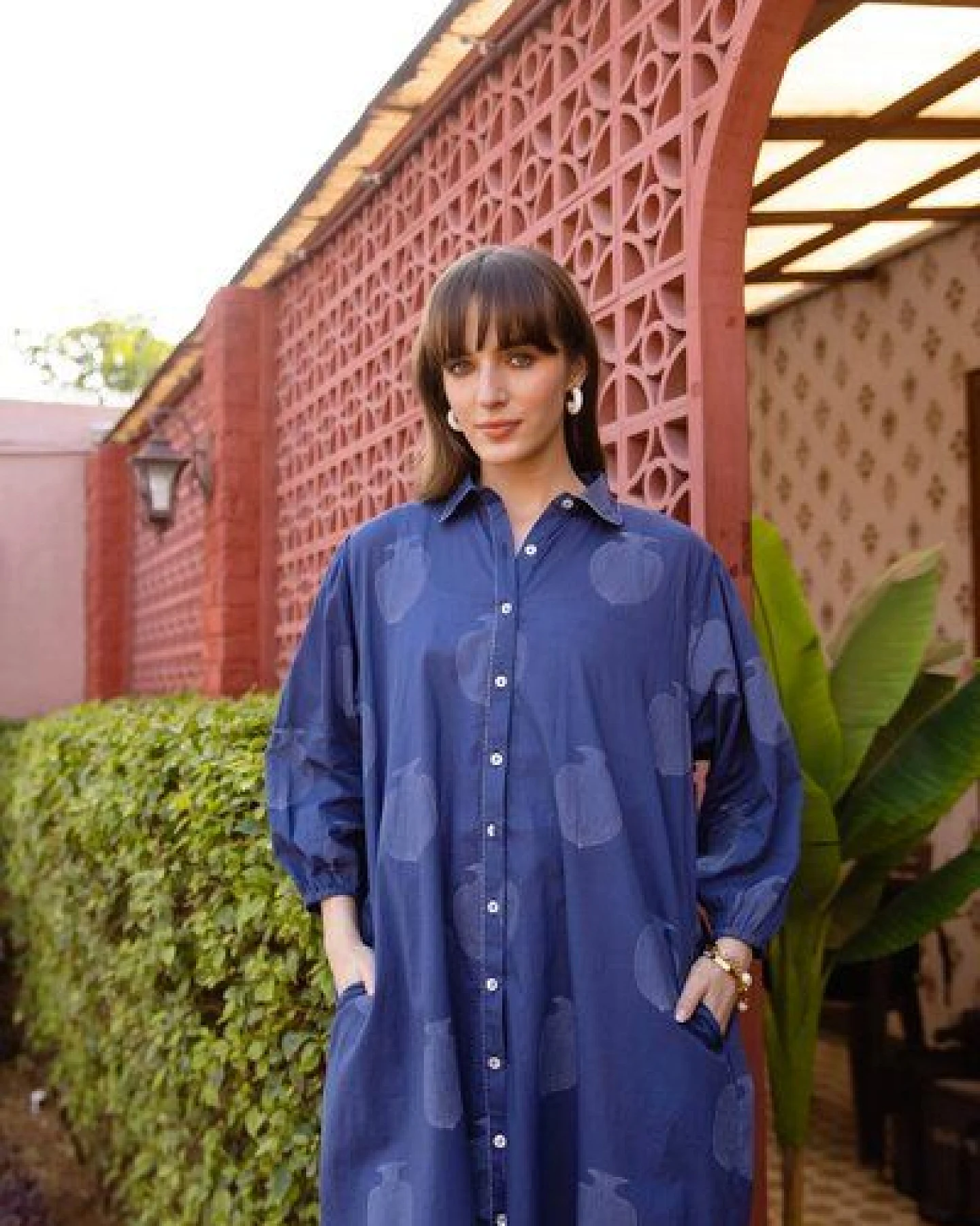 Haus of Namaste Tunika-Kleid aus Bio-Baumwolle in Indigoblau mit Blumenmuster, langen Ärmeln und Taschen – Ansicht 2