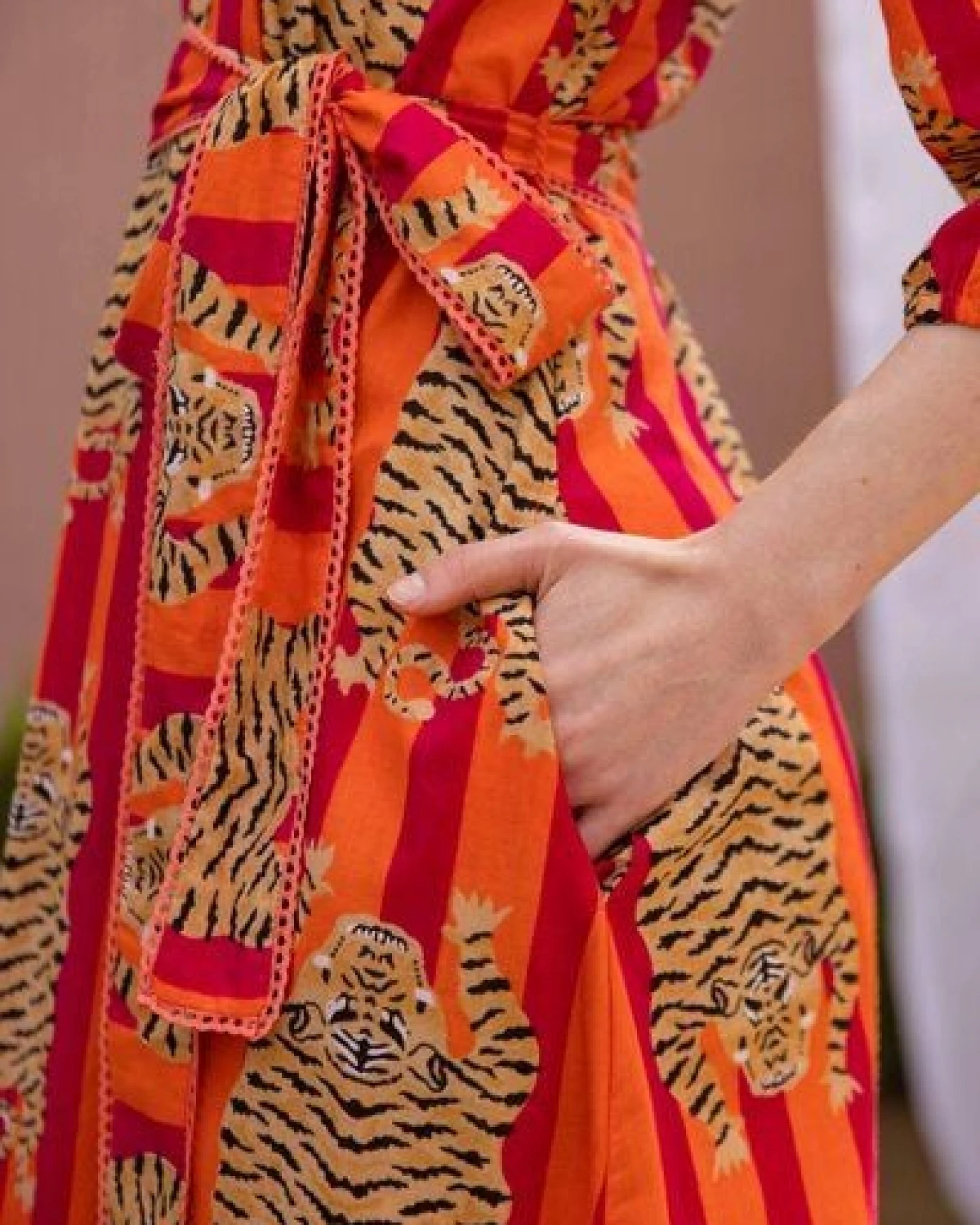 Haus of Namaste Midikleid aus Bio-Baumwolle mit Tiger-Print, Gürtel & Taschen – Rosa-orangefarbene Streifen – Ansicht 4