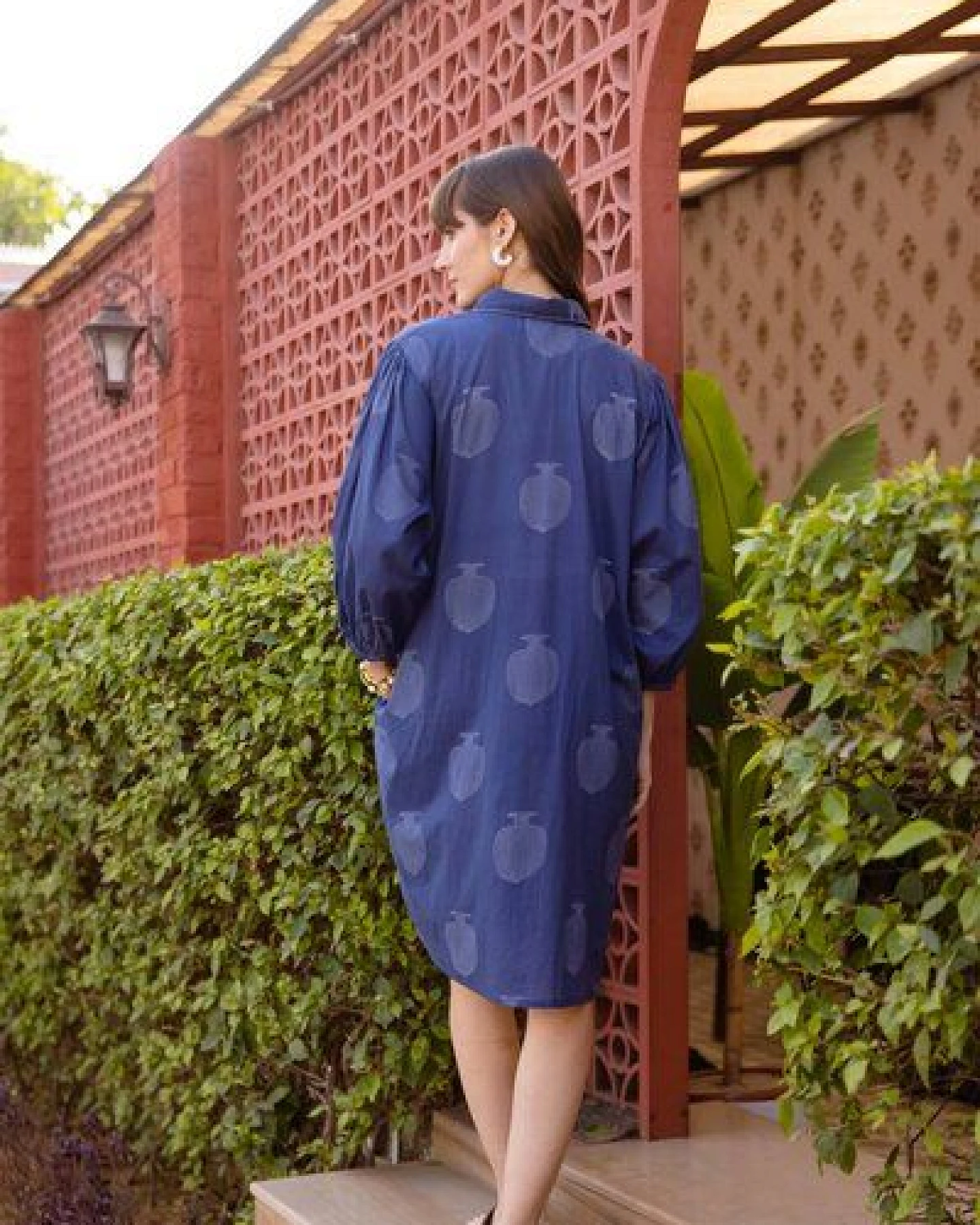 Haus of Namaste Tunika-Kleid aus Bio-Baumwolle in Indigoblau mit Blumenmuster, langen Ärmeln und Taschen – Ansicht 3