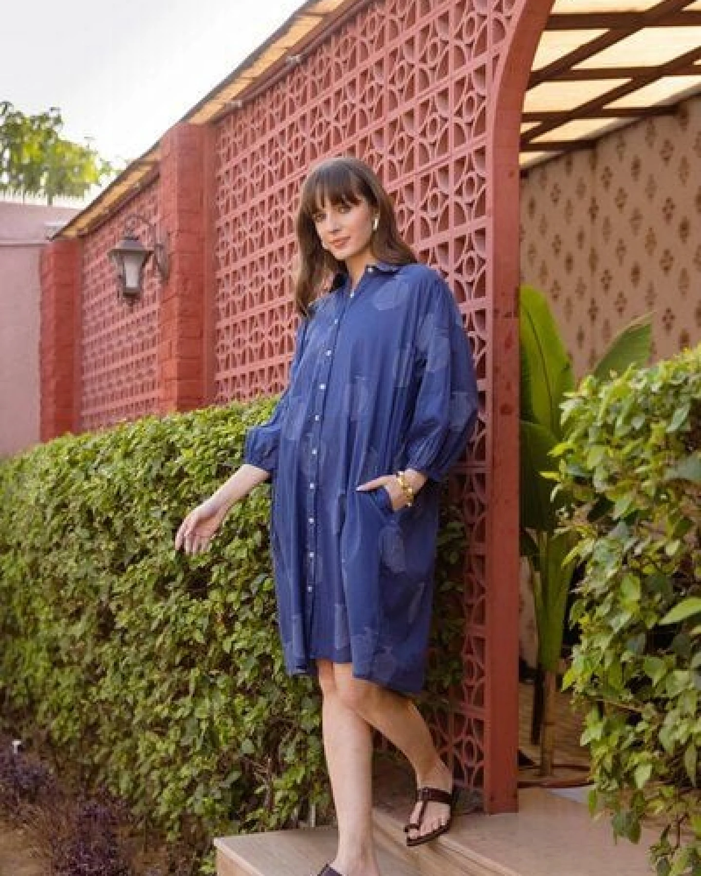 Haus of Namaste Tunika-Kleid aus Bio-Baumwolle in Indigoblau mit Blumenmuster, langen Ärmeln und Taschen – Ansicht 4