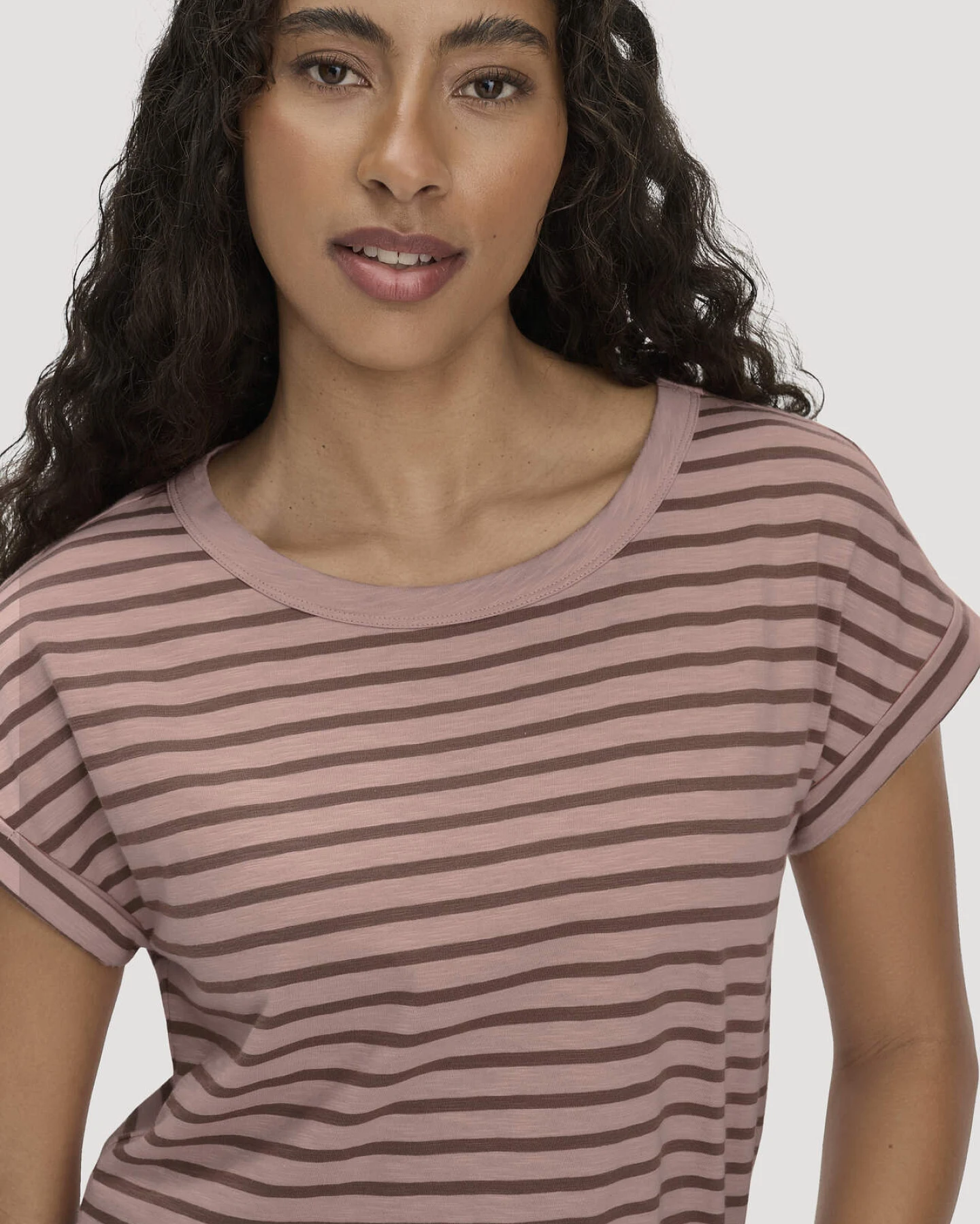 hessnatur Damen Light Slub Streifen T-Shirt Relaxed aus Bio-Baumwolle - rosa - Größe 36 – Ansicht 4
