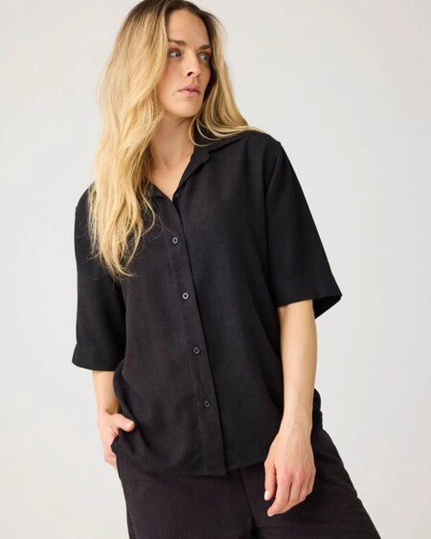 KnowledgeCotton Apparel Lockere Kurzarmbluse aus Ecovero und Bio-Leinen – Ansicht 2