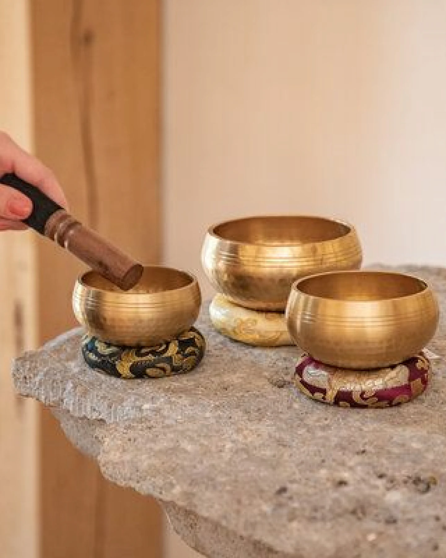 naturling Klangschalen Messing 3er Set mit Klöppel und Kissen – Ansicht 2