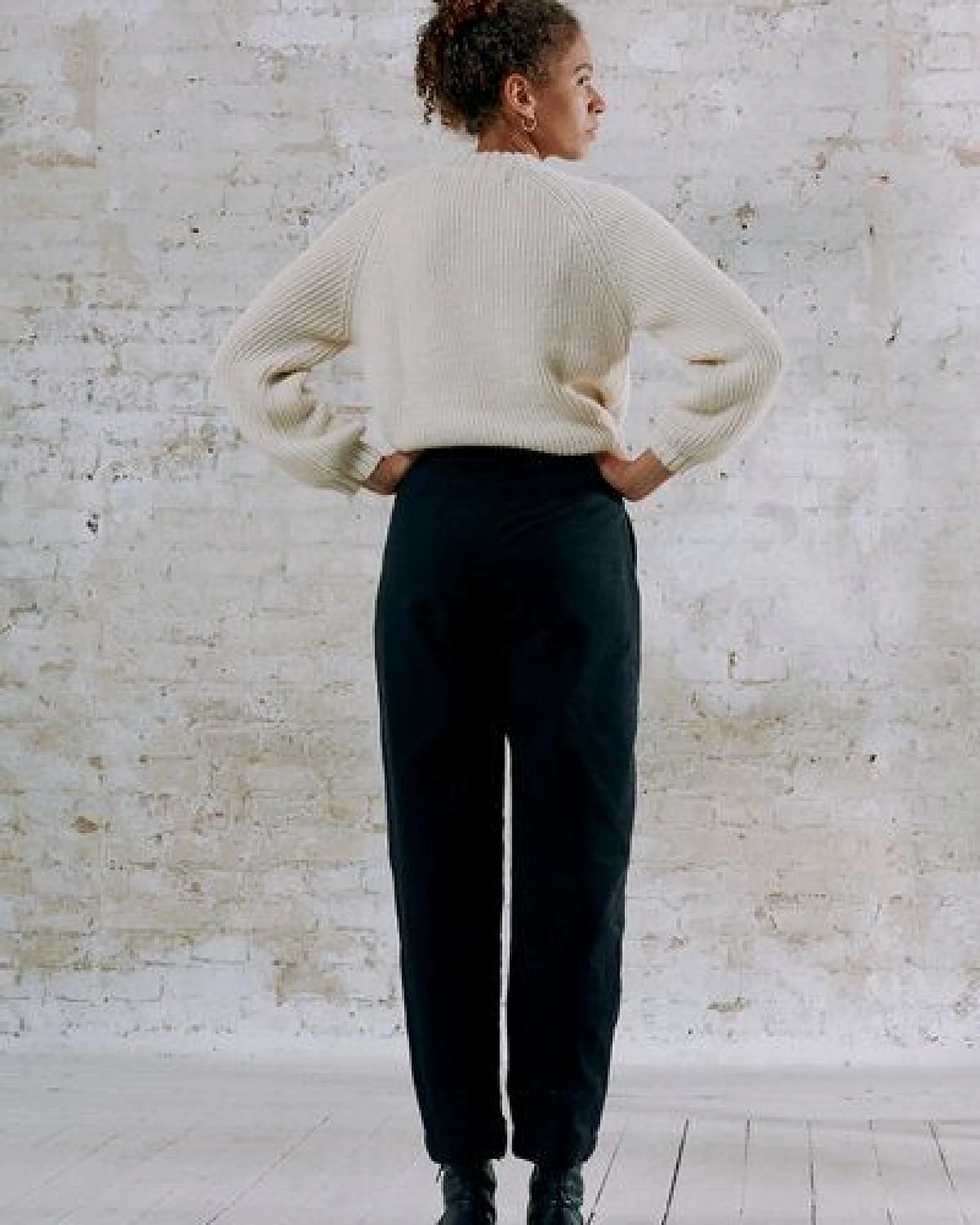 Jyoti - Fair Works Bio-Baumwoll Bundfaltenhose Vishraam – Ansicht 2