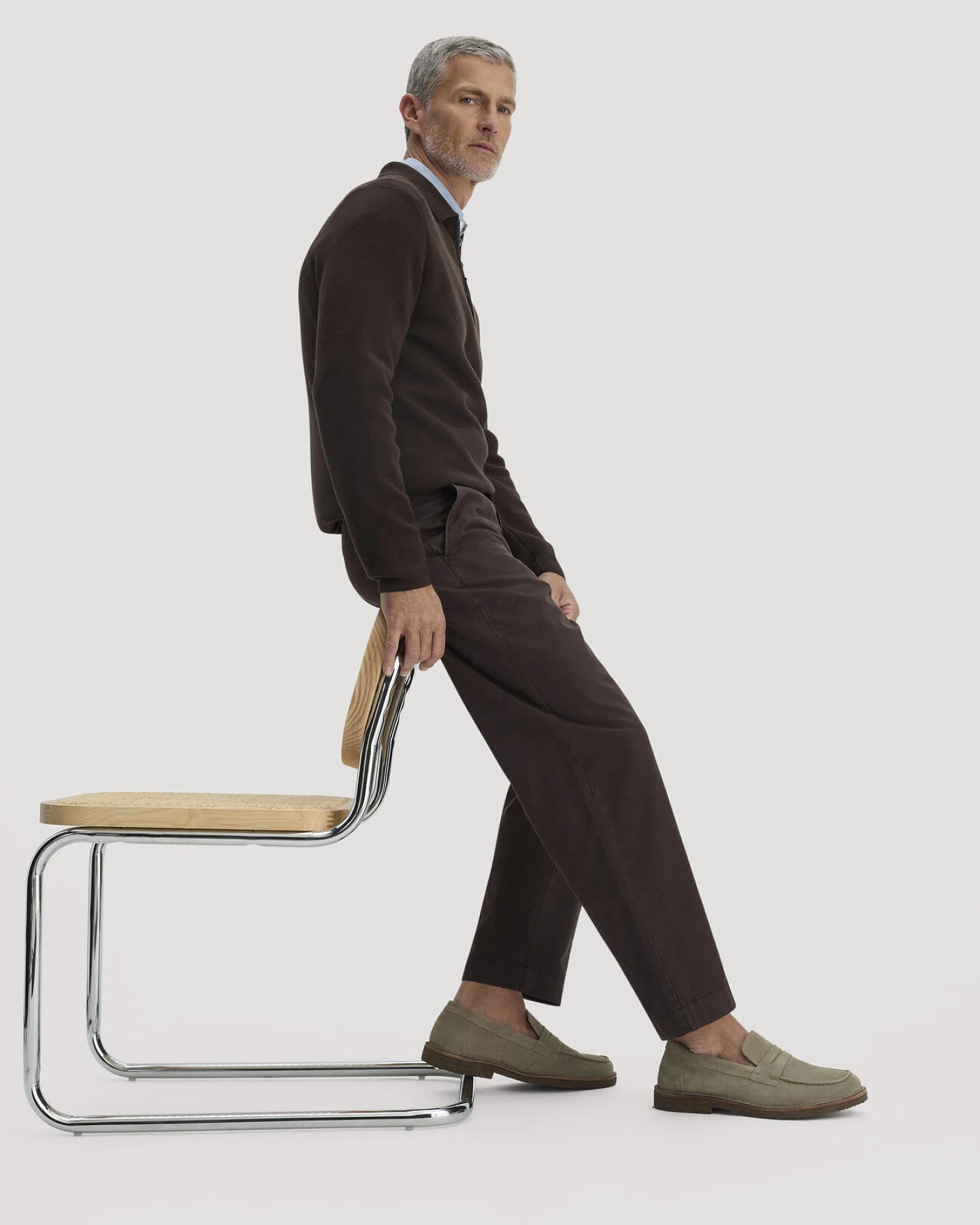 hessnatur Herren Chino RONNEL Relaxed aus Bio-Baumwolle - braun - Größe 34/34 – Ansicht 4