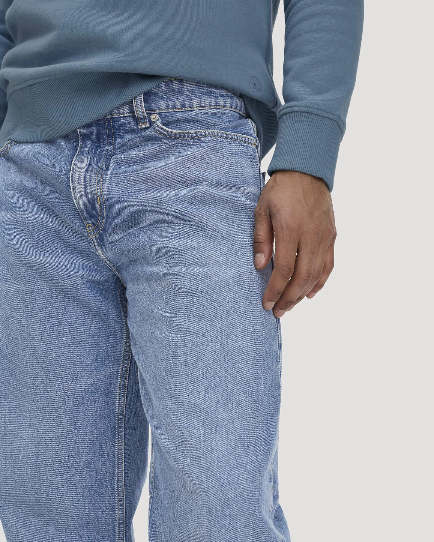 hessnatur Herren Jeans MADS Relaxed Tapered aus Bio-Denim - blau - Größe 31/30 – Ansicht 4