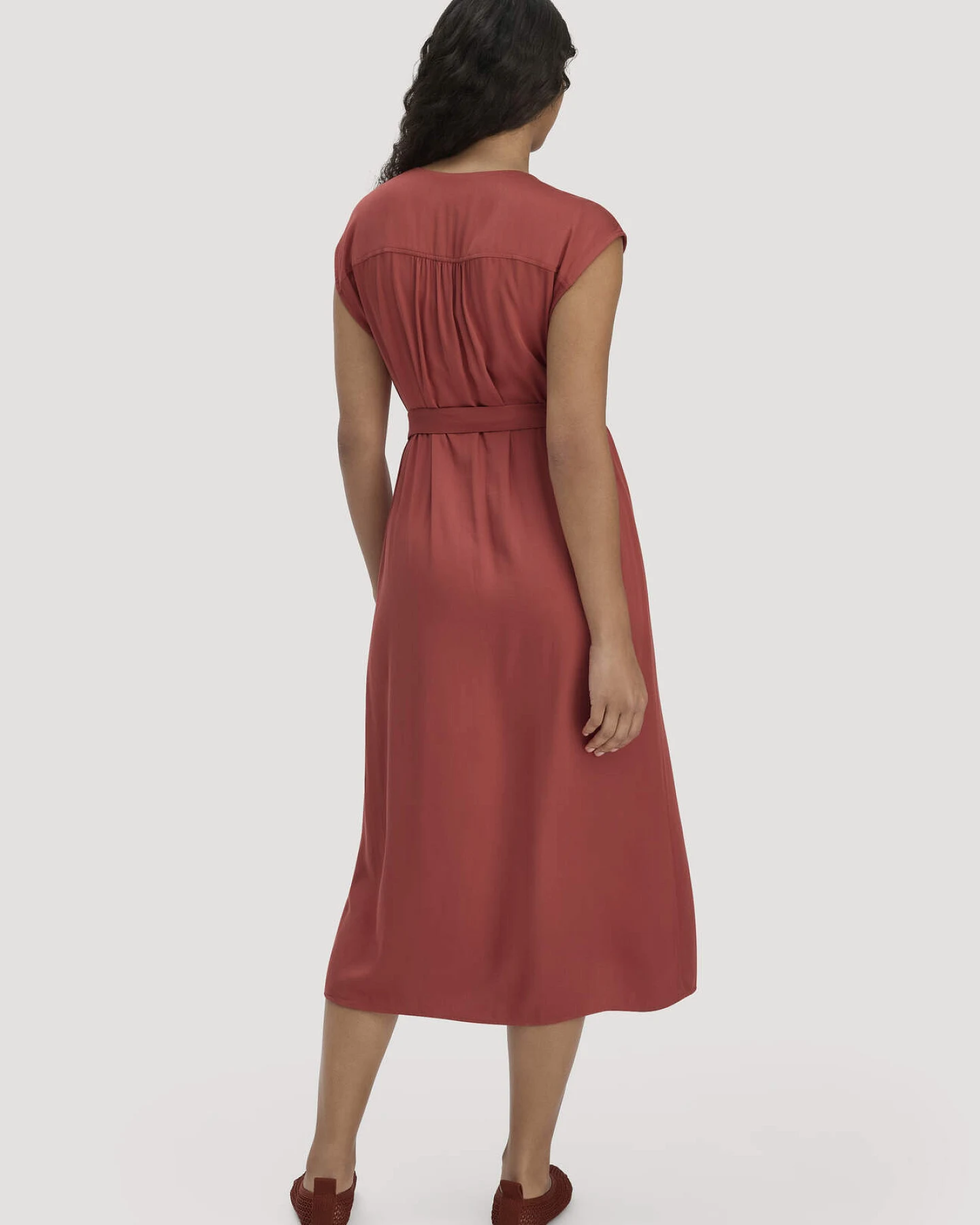 hessnatur Damen Kleid mit Wickeloptik Midi aus LENZING™ ECOVERO™ - braun - Größe 42 – Ansicht 2