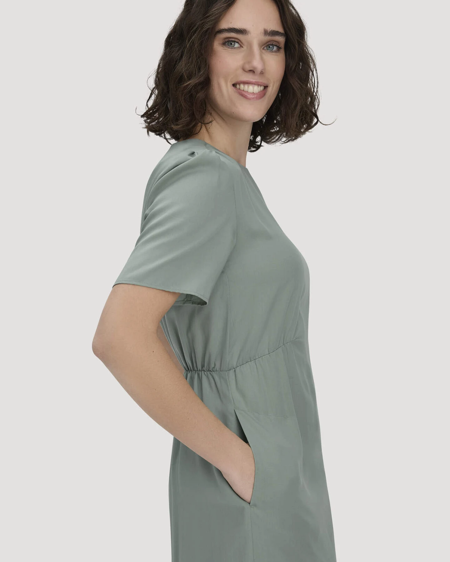 hessnatur Damen Kleid mit Raffung Midi aus SaXcell®Lyocell - grün - Größe 36 – Ansicht 3
