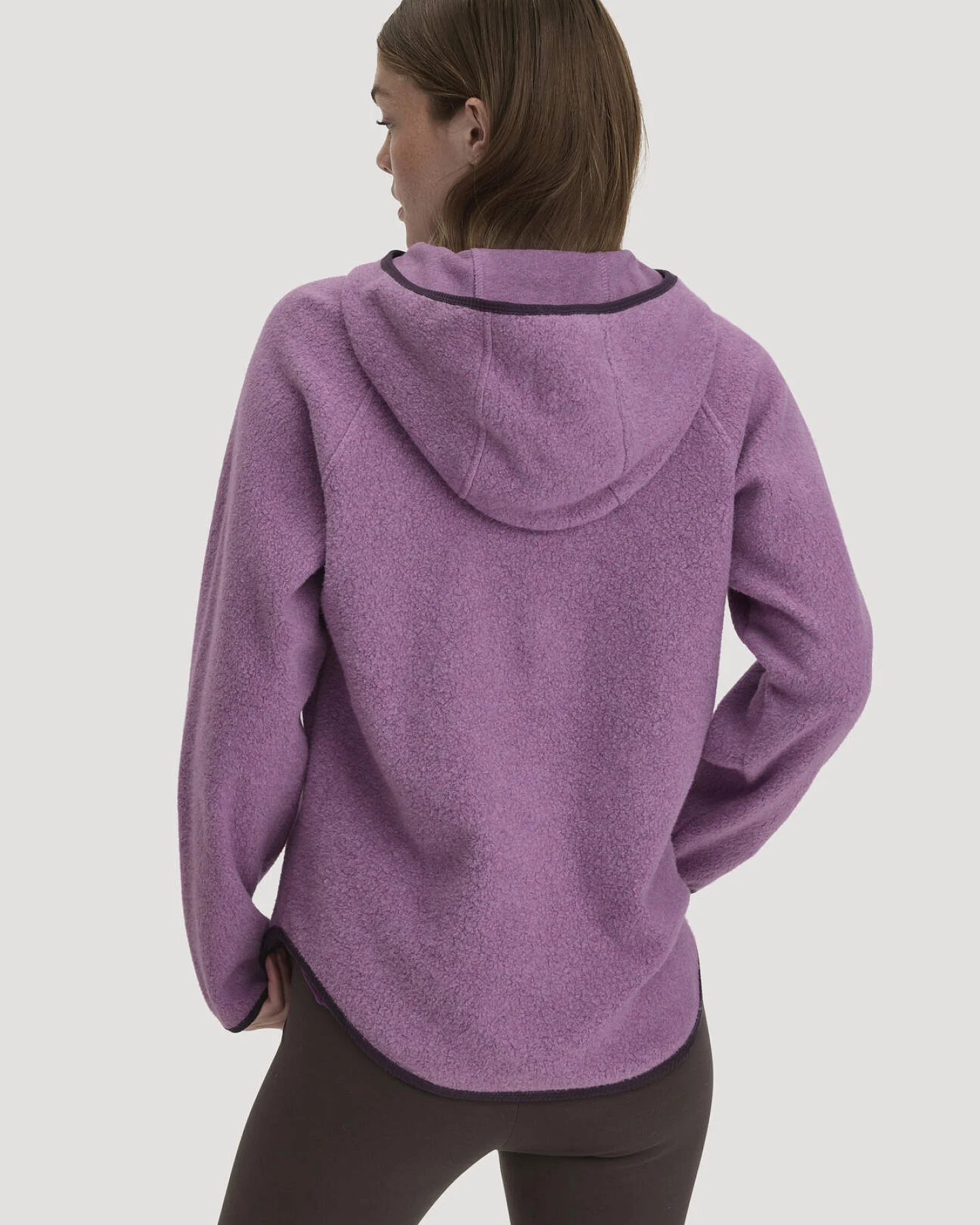 hessnatur Loungewear Fleece Hoodie Relaxed ACTIVE LIGHT aus Bio-Baumwolle - lila - Größe L – Ansicht 3