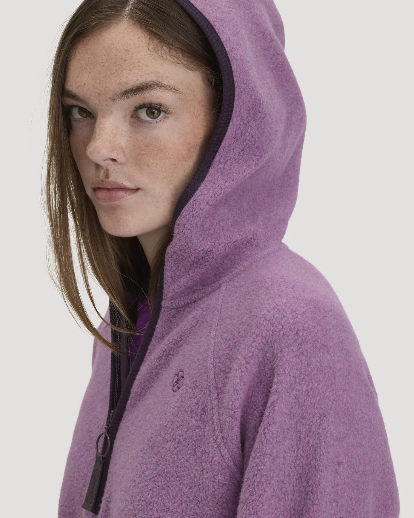 hessnatur Loungewear Fleece Hoodie Relaxed ACTIVE LIGHT aus Bio-Baumwolle - lila - Größe L – Ansicht 4