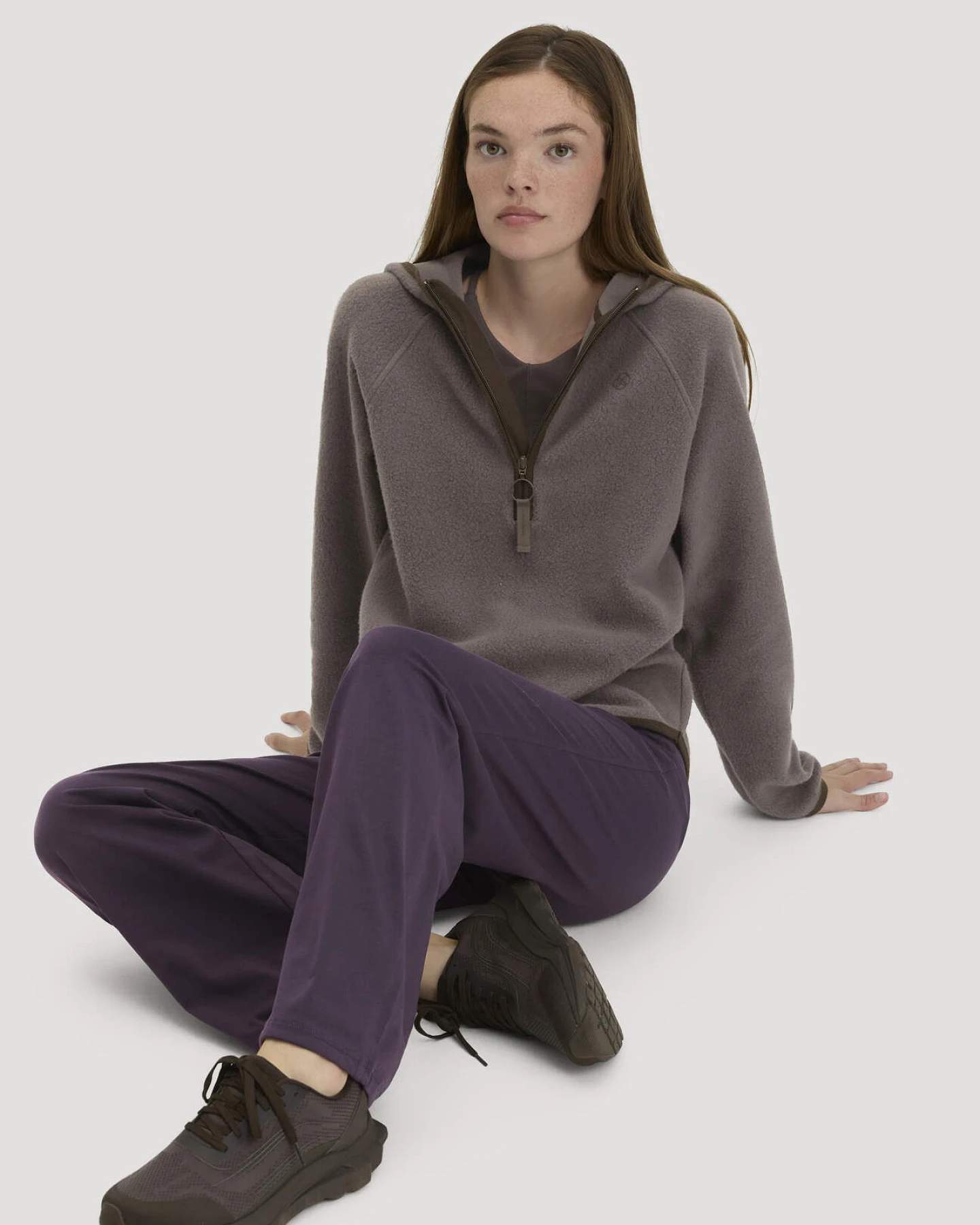 hessnatur Loungewear Fleece Hoodie Relaxed ACTIVE LIGHT aus Bio-Baumwolle - lila - Größe M – Ansicht 2