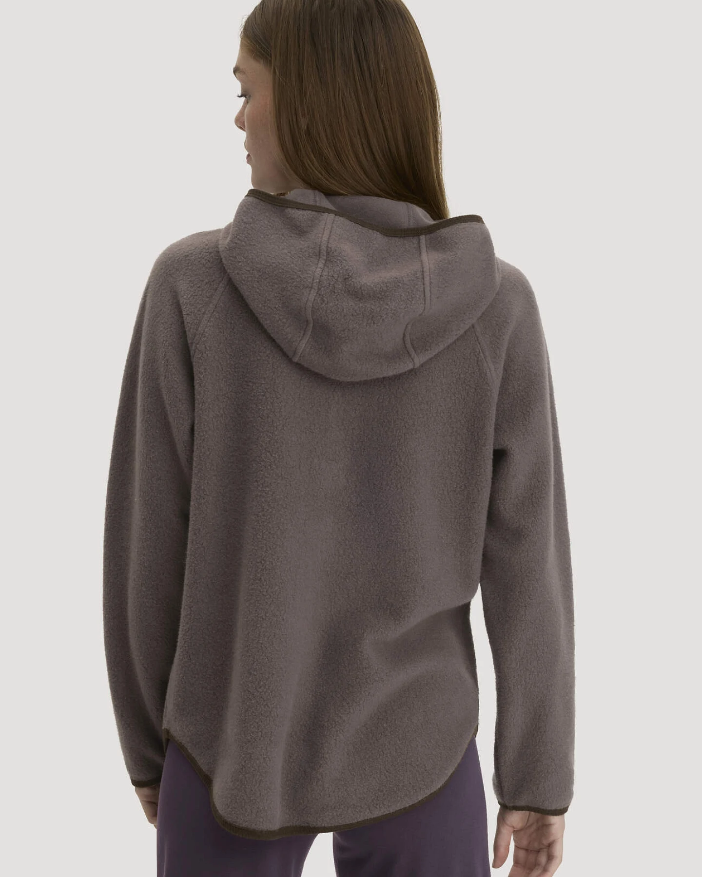 hessnatur Loungewear Fleece Hoodie Relaxed ACTIVE LIGHT aus Bio-Baumwolle - lila - Größe M – Ansicht 3
