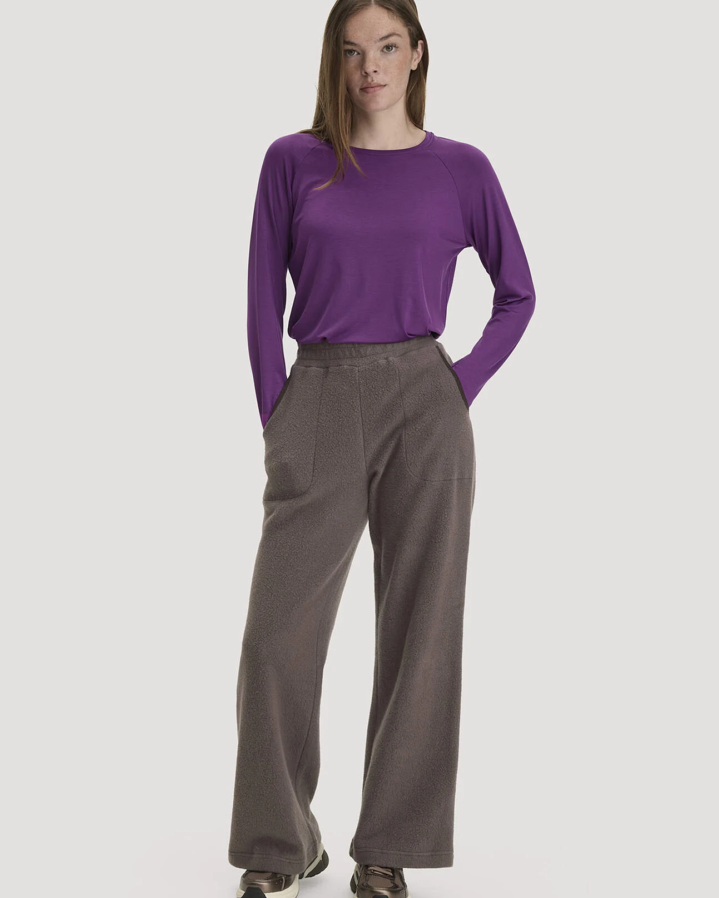 hessnatur Loungewear Fleece Hose Relaxed ACTIVE LIGHT aus Bio-Baumwolle - lila - Größe M – Ansicht 2