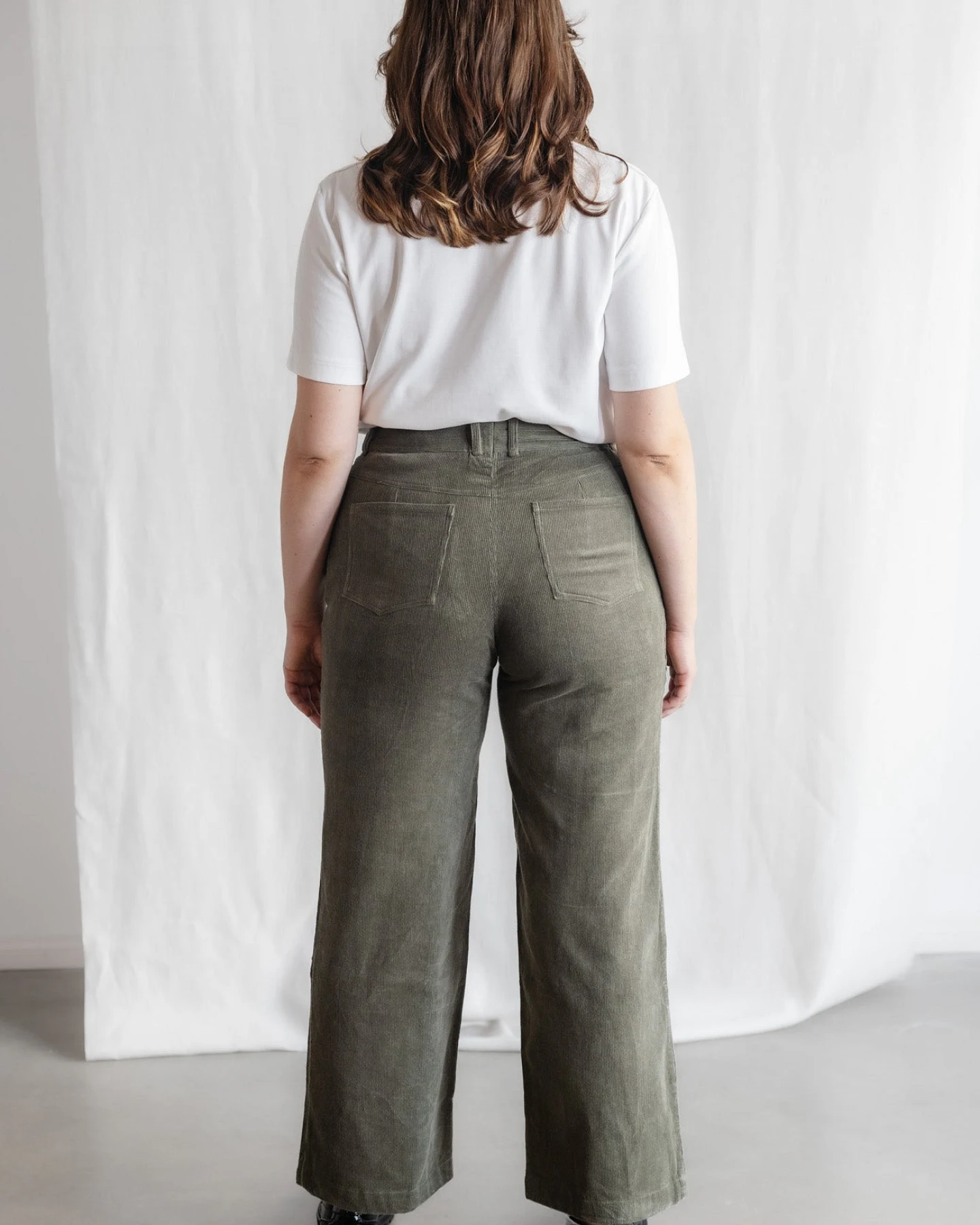 Jyoti - Fair Works Damen vegan Hose Tushar Pistazie Grün – Ansicht 2