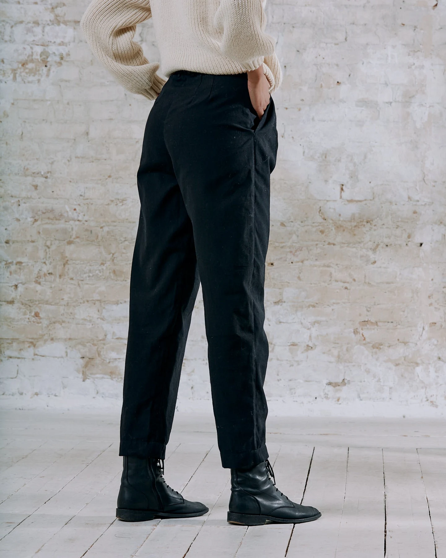 Jyoti - Fair Works Damen vegan Hose Plissee Vishraam Schwarz – Ansicht 2