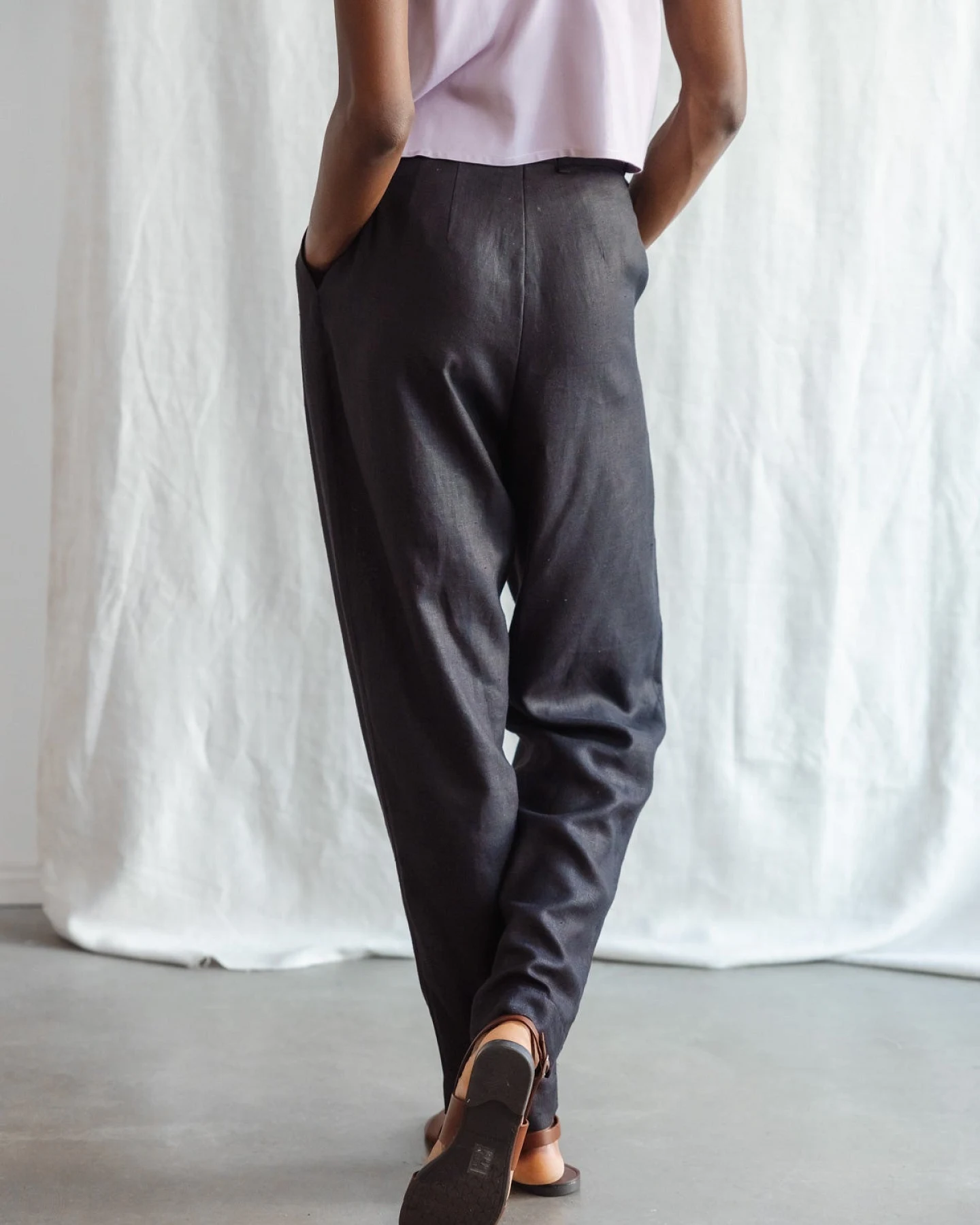 Jyoti - Fair Works Damen vegan Hose Plissiert Vishraam Schwarz – Ansicht 2