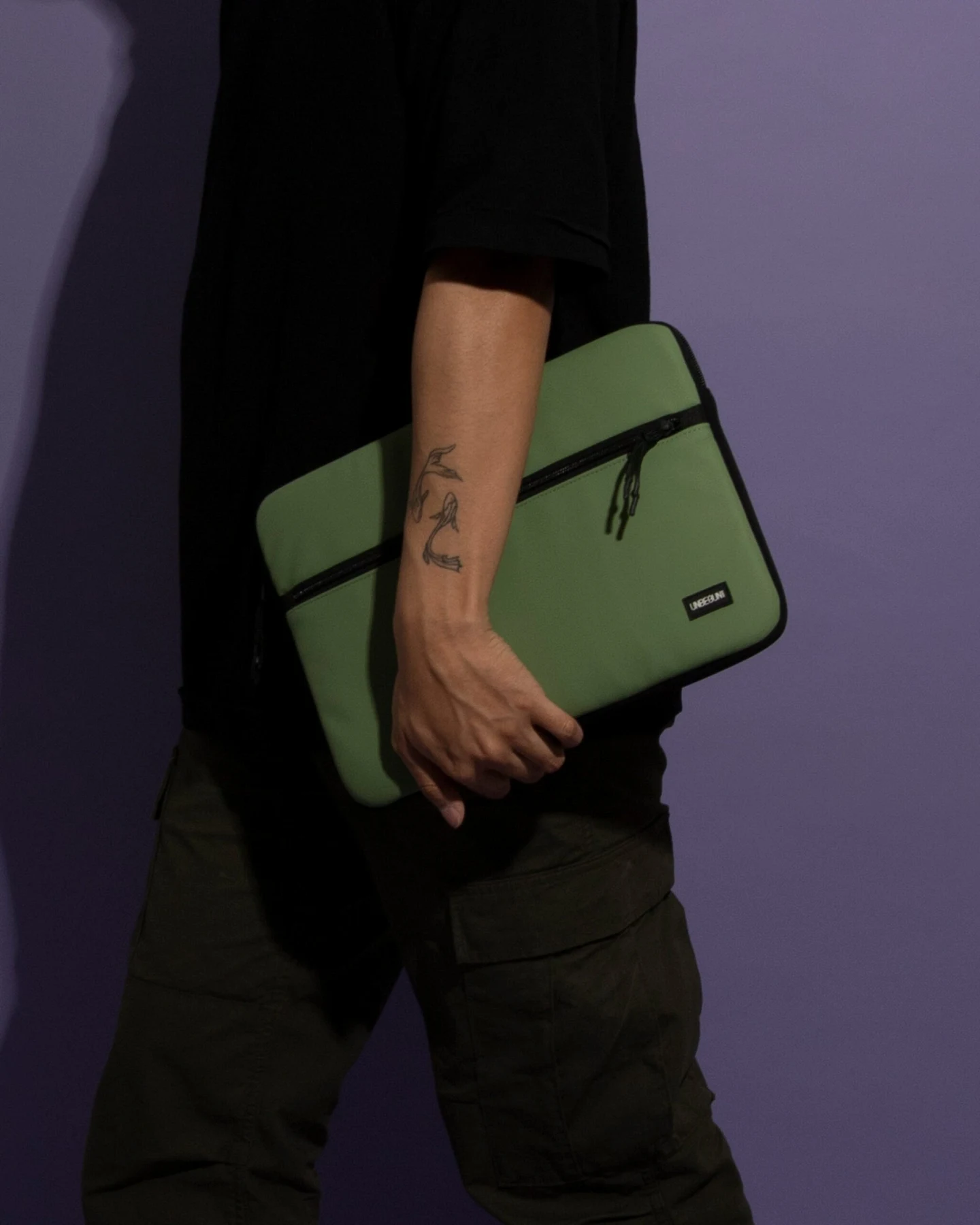 UNBEGUN Herren vegan Laptop Hülle Mit Fronttasche Hellgrün – Ansicht 2