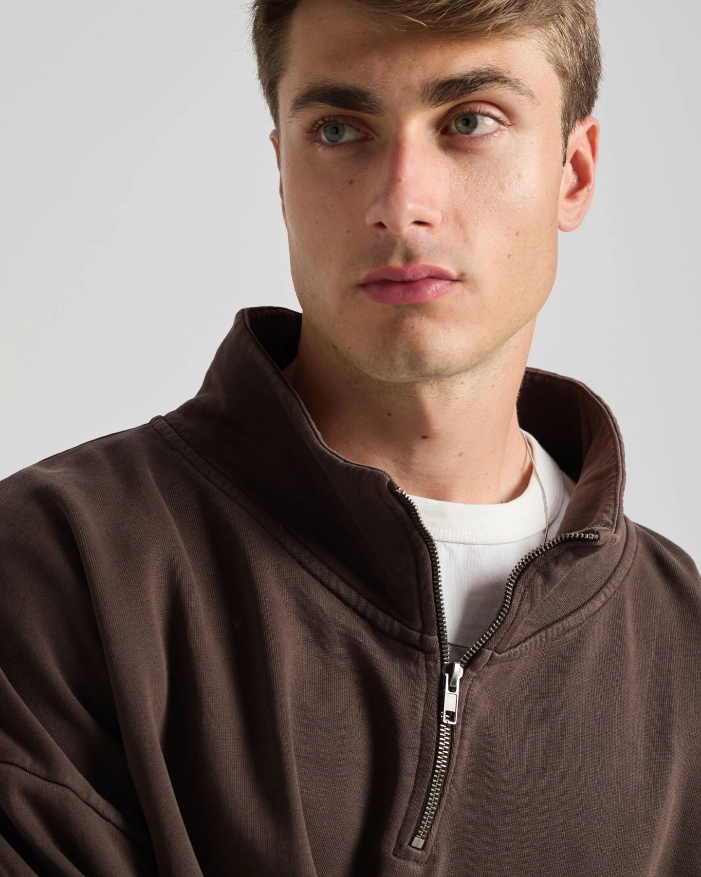 Trendsplant Herren vegan Sweatshirt Axis Super Heavy Mit Viertelreißverschluss, Farbe „coffee Bean“ – Ansicht 2