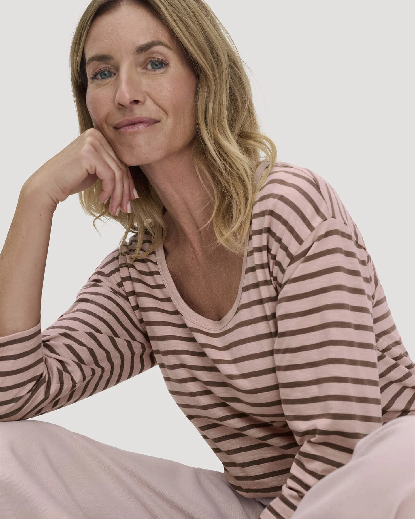 hessnatur Damen Light Slub Streifen Longsleeve Relaxed aus Bio-Baumwolle - rosa - Größe 40 – Ansicht 4