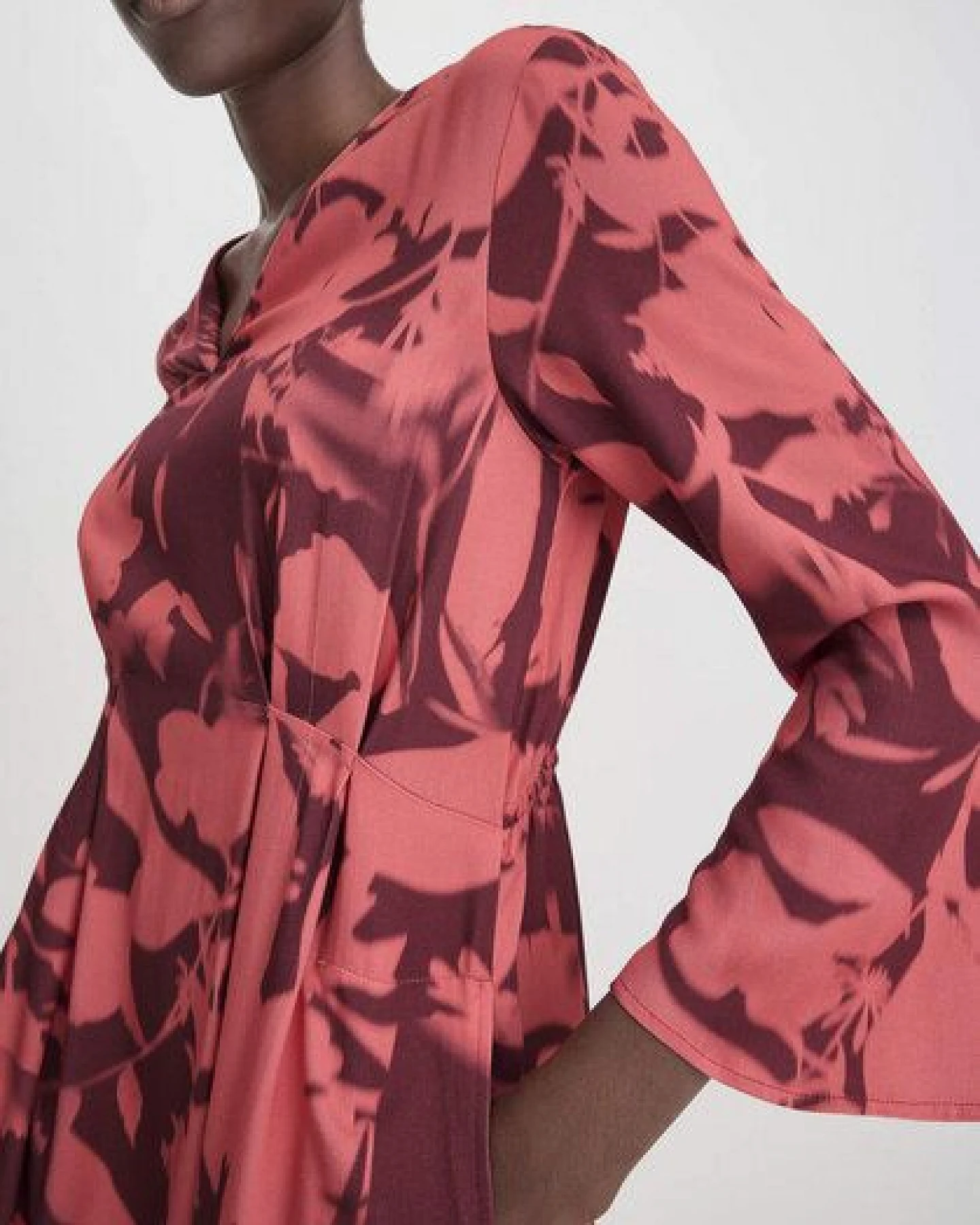 hessnatur Print Kleid Midi Relaxed aus reiner LENZING ECOVERO Viskose – Ansicht 2