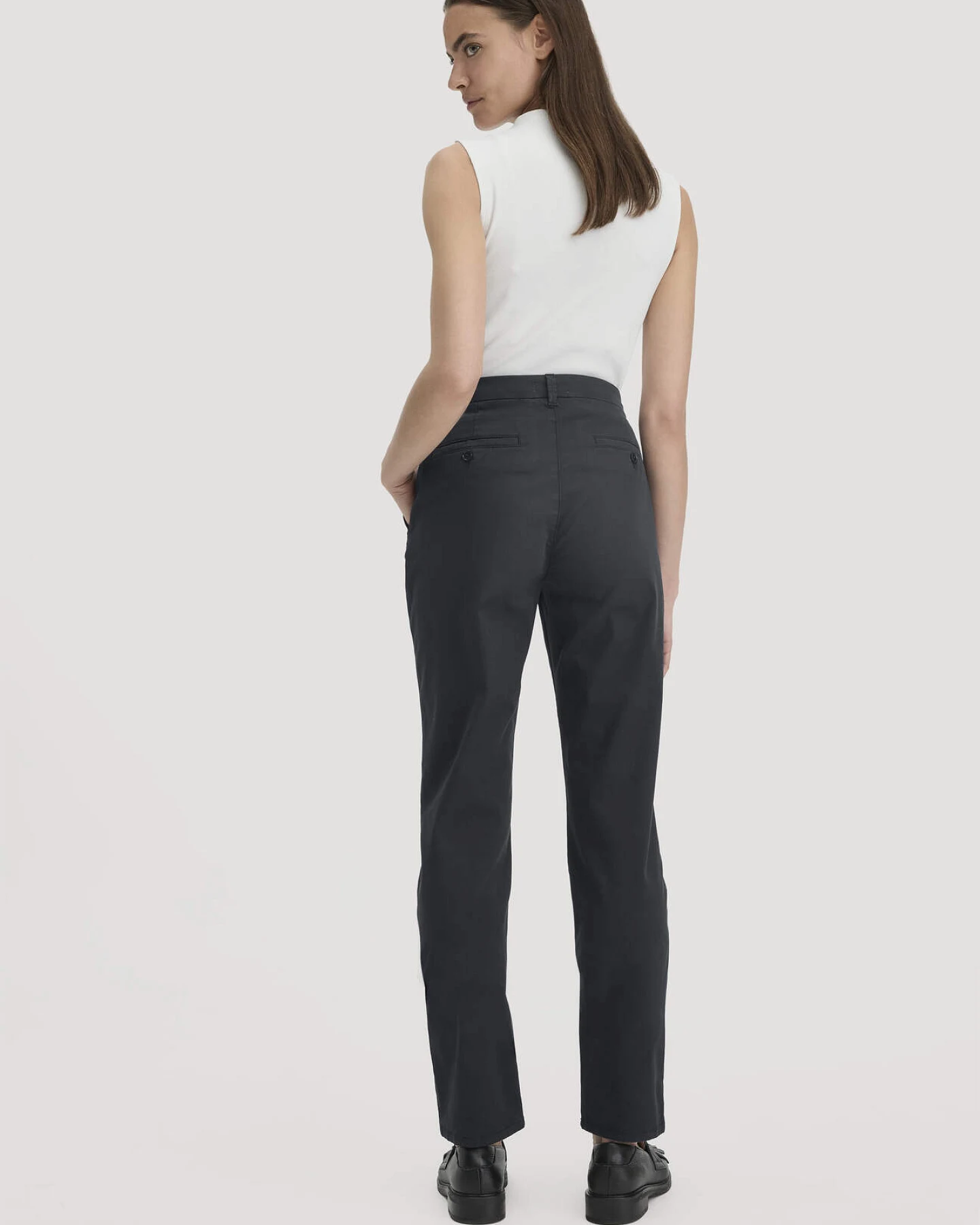 hessnatur Damen Chino Straight Leg Regular aus Bio-Baumwolle - schwarz - Größe 46 – Ansicht 2