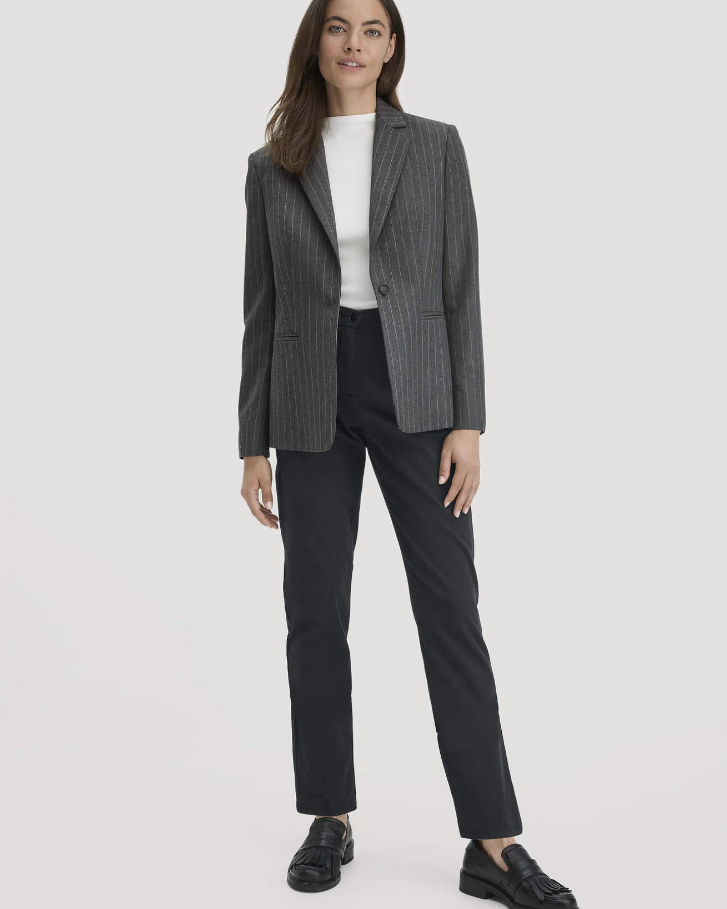 hessnatur Damen Chino Straight Leg Regular aus Bio-Baumwolle - schwarz - Größe 46 – Ansicht 4