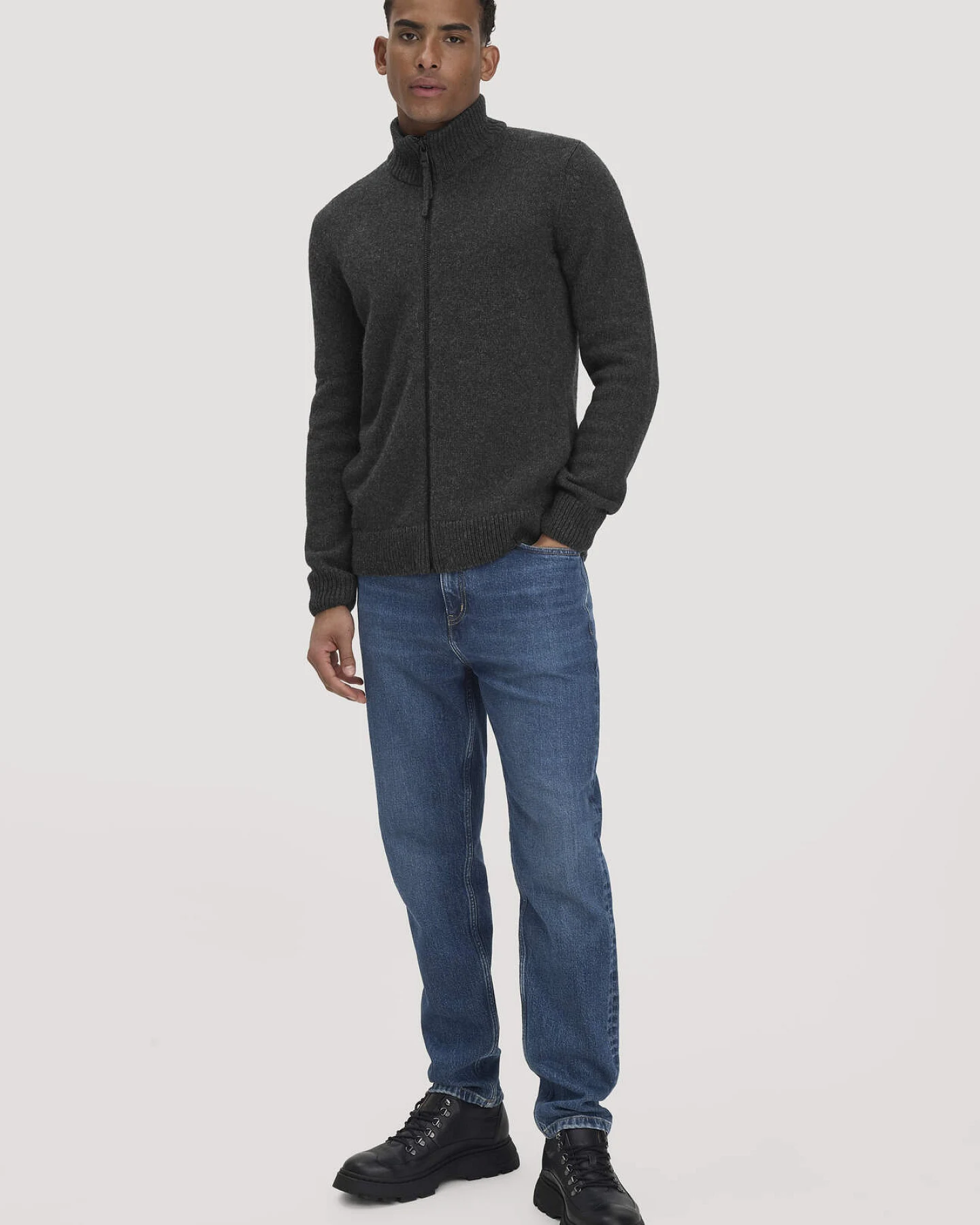 hessnatur Herren Strick Jacke Regular aus Bio-Merinowolle mit Bio-Baumwolle - grau - Größe XL – Ansicht 2