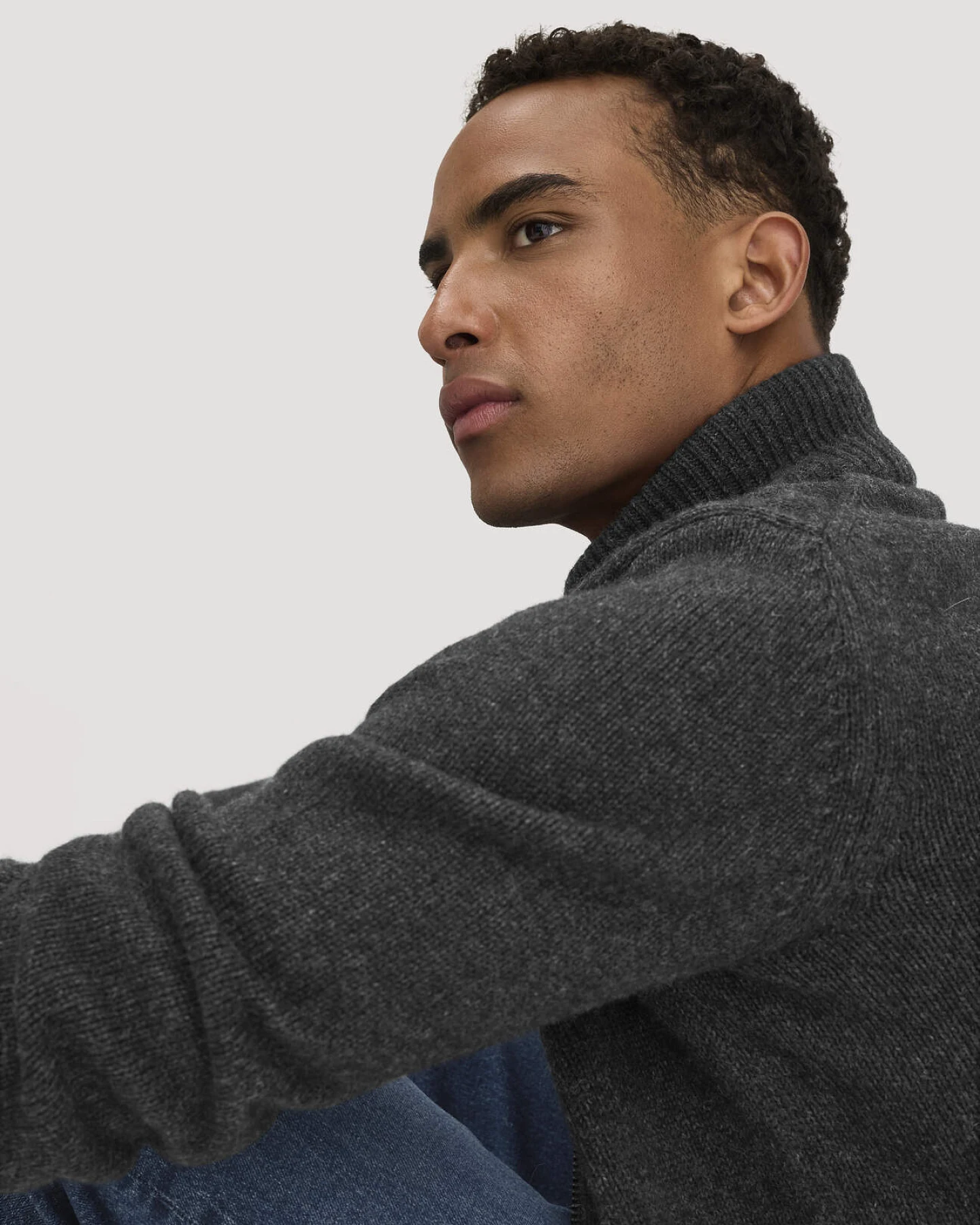 hessnatur Herren Strick Jacke Regular aus Bio-Merinowolle mit Bio-Baumwolle - grau - Größe XL – Ansicht 4