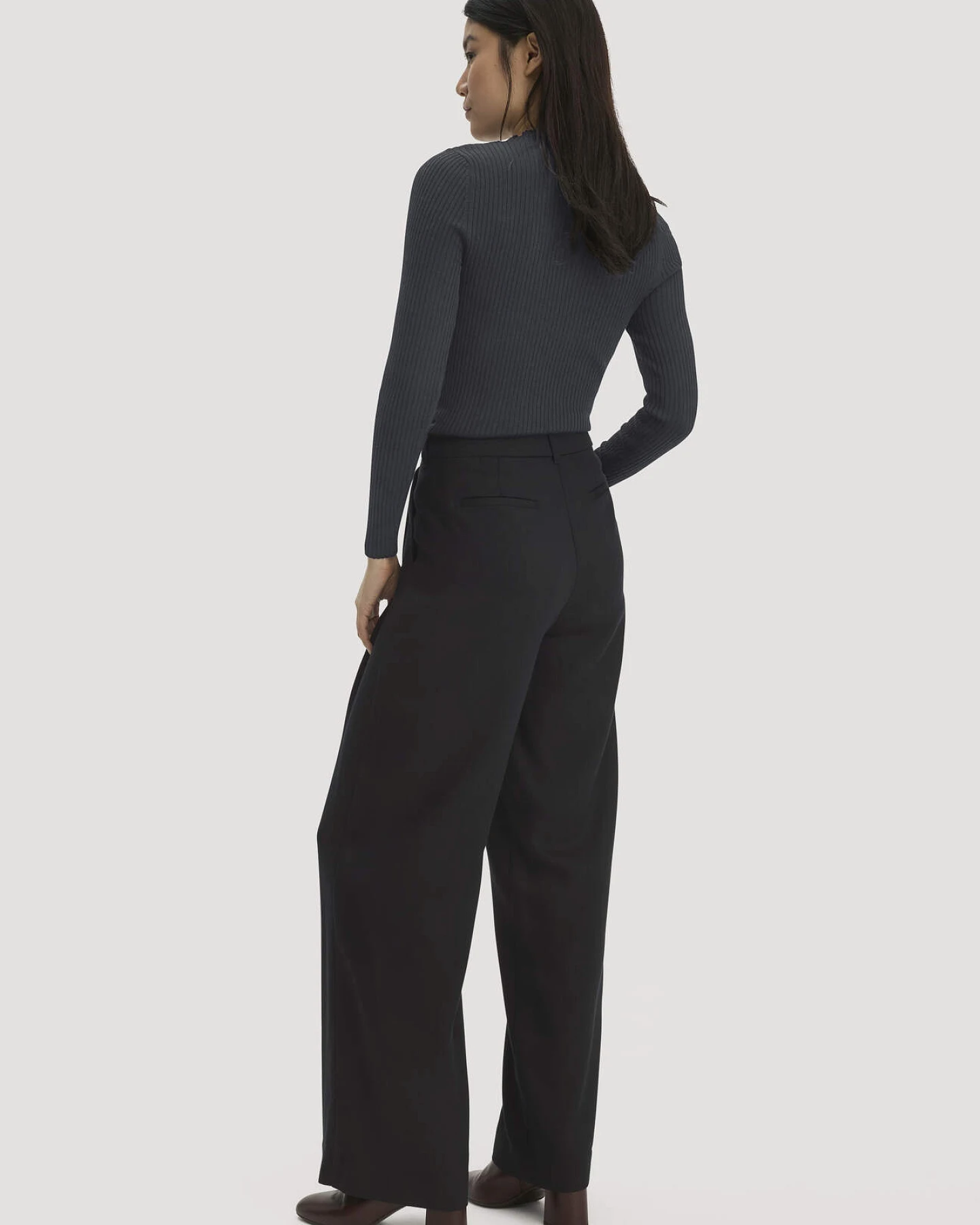 hessnatur Damen Twill-Hose Wide Leg aus TENCEL™ Lyocell - schwarz - Größe 40 – Ansicht 2