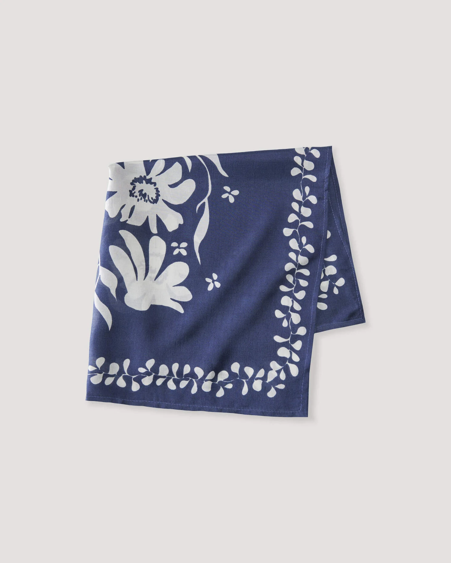 hessnatur Damen Print Seidentuch - blau - Größe 55x55 cm – Ansicht 2