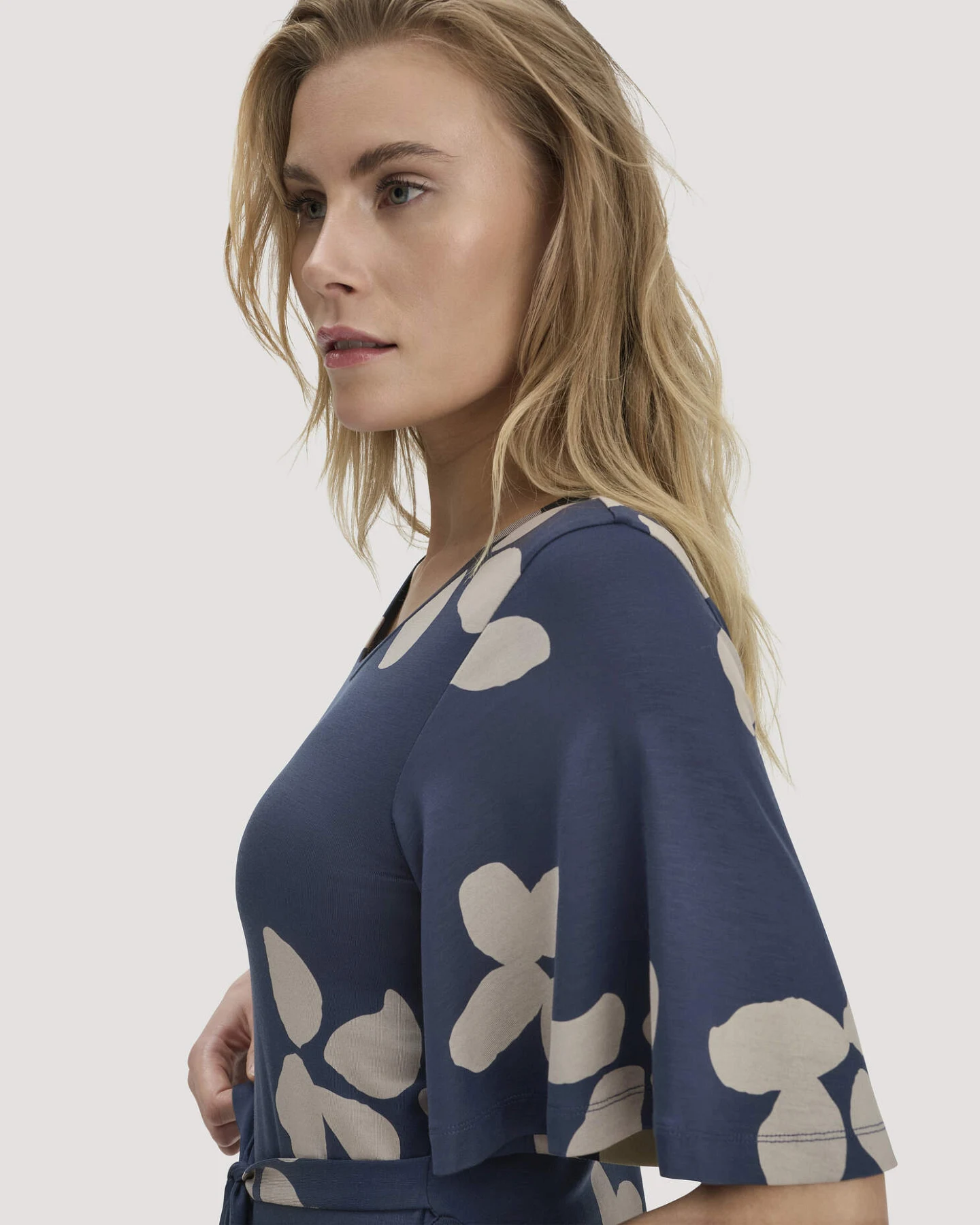 hessnatur Damen Print Jersey Kleid kniebedeckend Slim aus TENCEL™ Lyocell - blau - Größe 46 – Ansicht 3