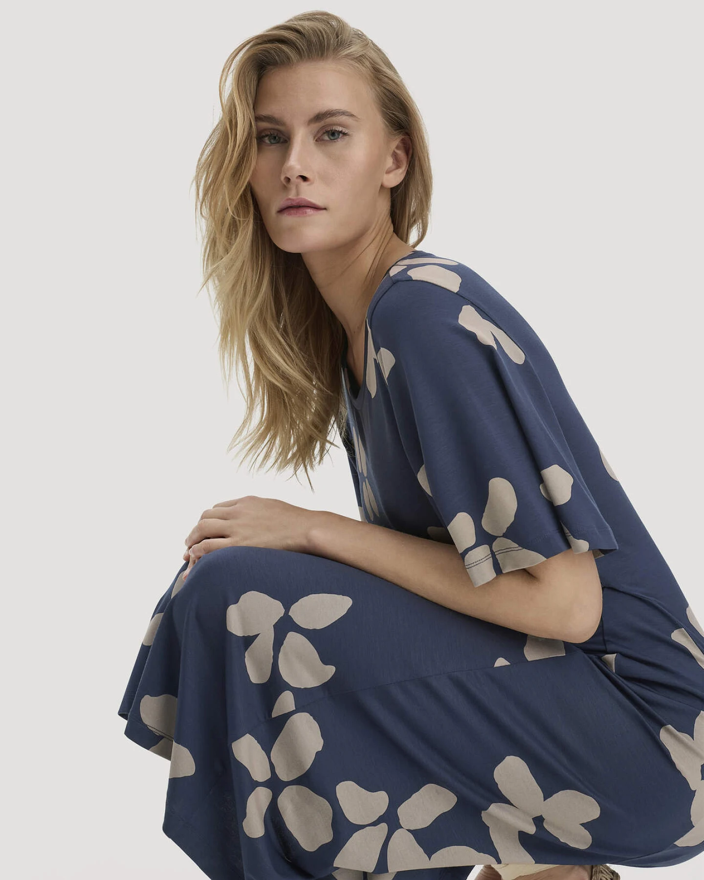hessnatur Damen Print Jersey Kleid kniebedeckend Slim aus TENCEL™ Lyocell - blau - Größe 46 – Ansicht 4