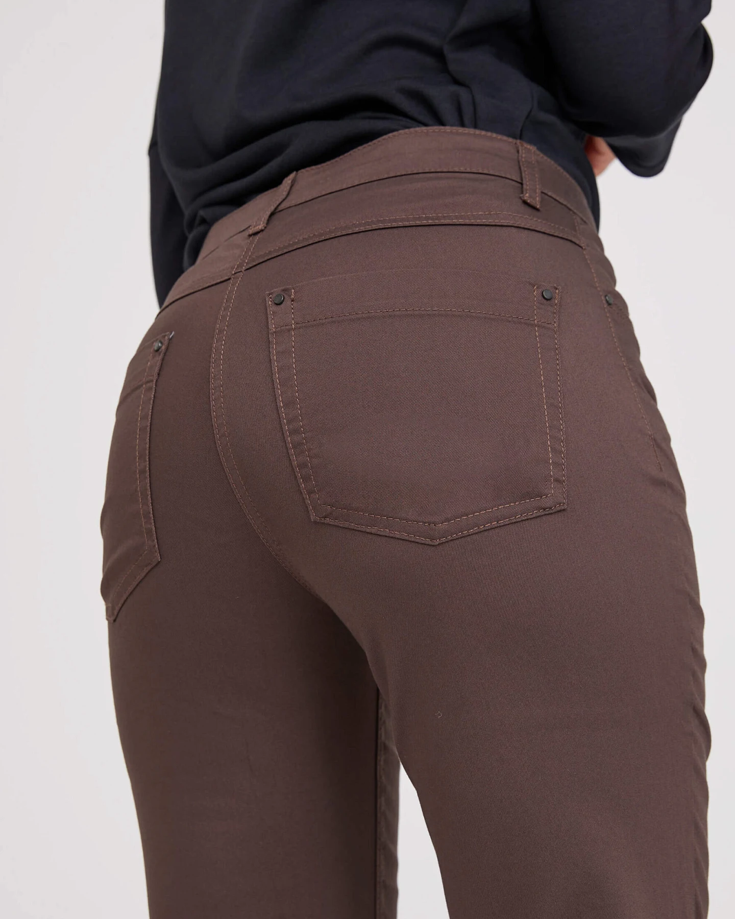 LAURIE Damen vegan Hose Regular Charlotte Mittellang Braun – Ansicht 2