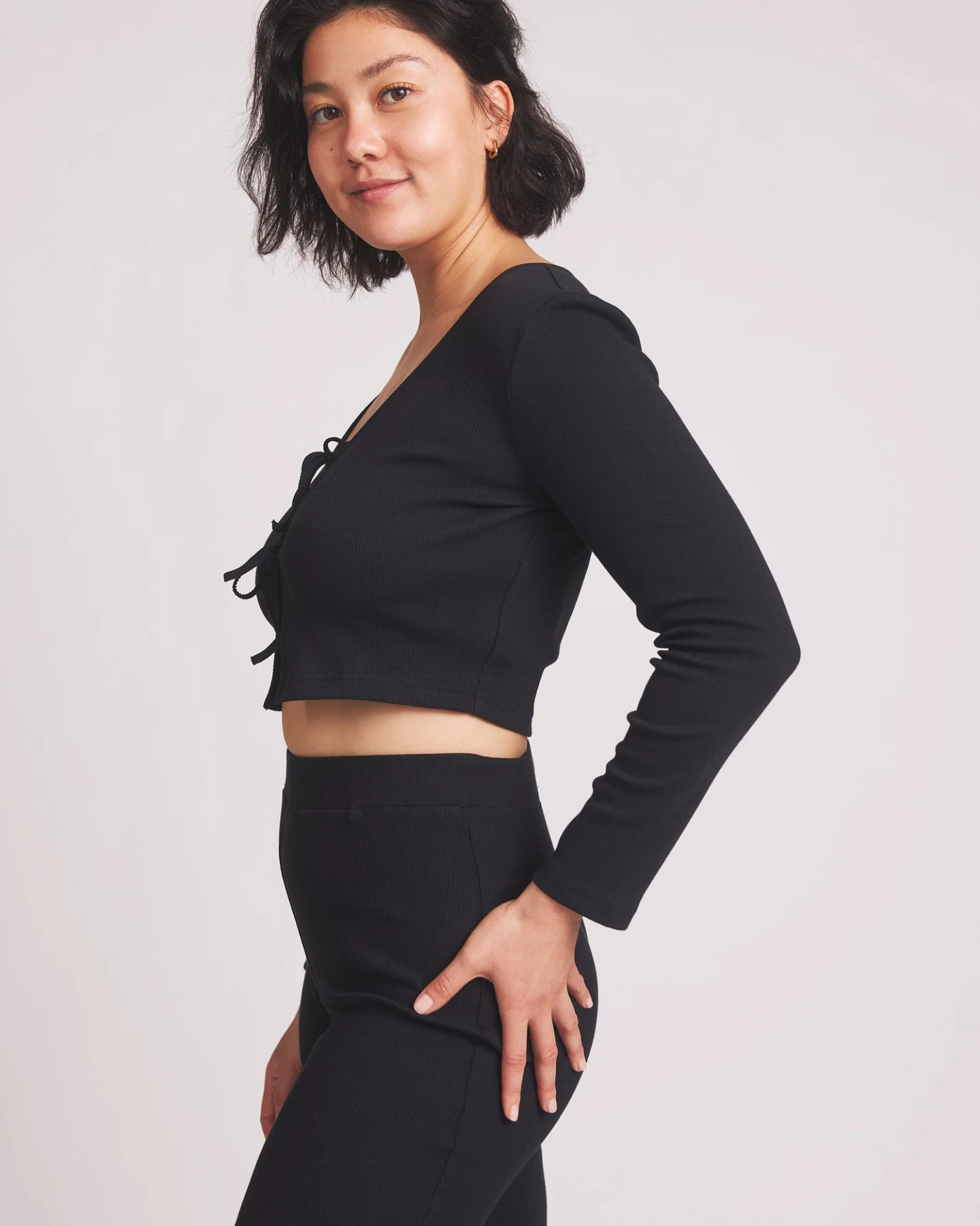 Baìge the Label Damen vegan Strickjacke Brit Mit Schnürung Schwarz – Ansicht 2