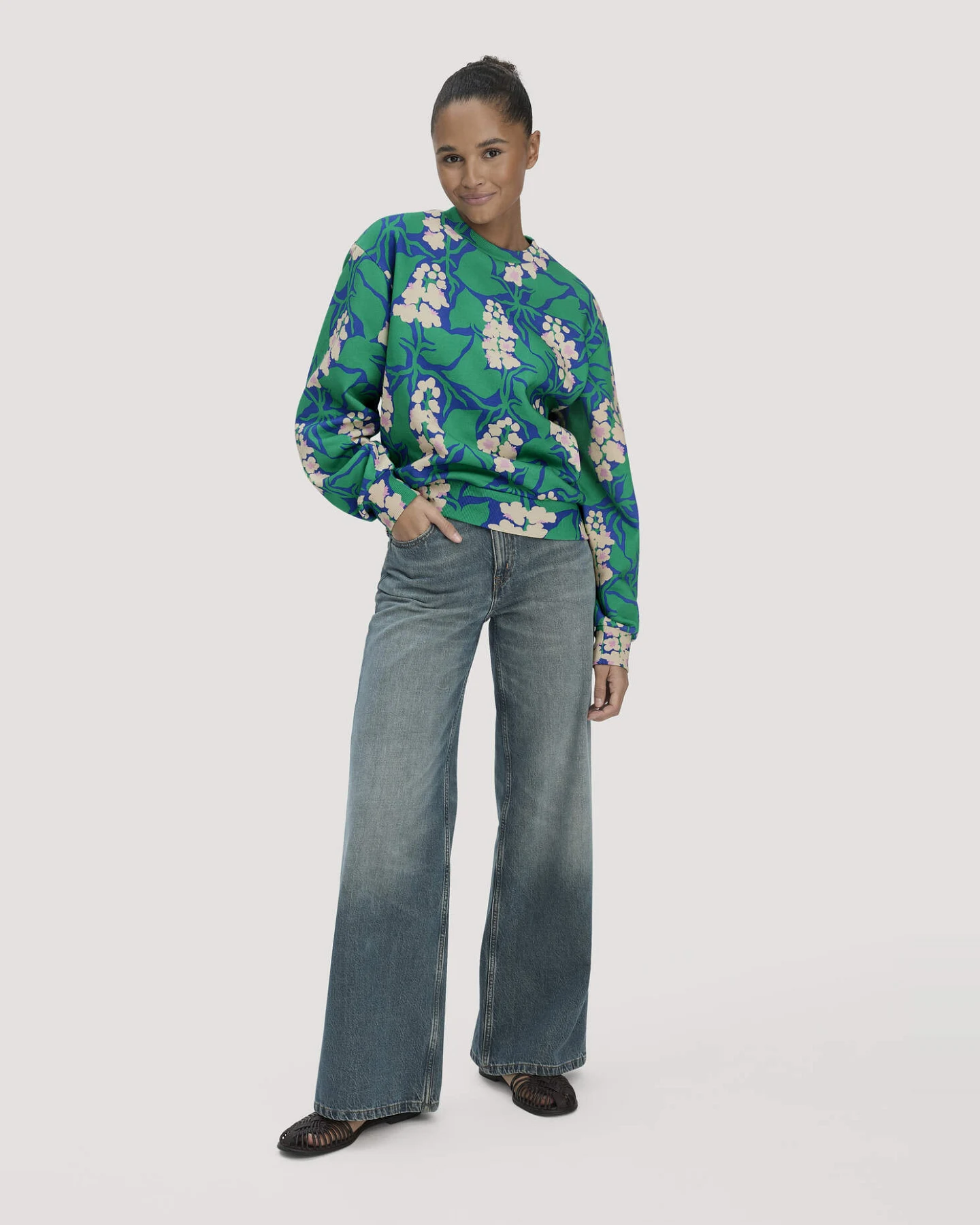 hessnatur Damen Print Sweatshirt Oversize LIV LEE aus Bio-Baumwolle - grün - Größe XL – Ansicht 2