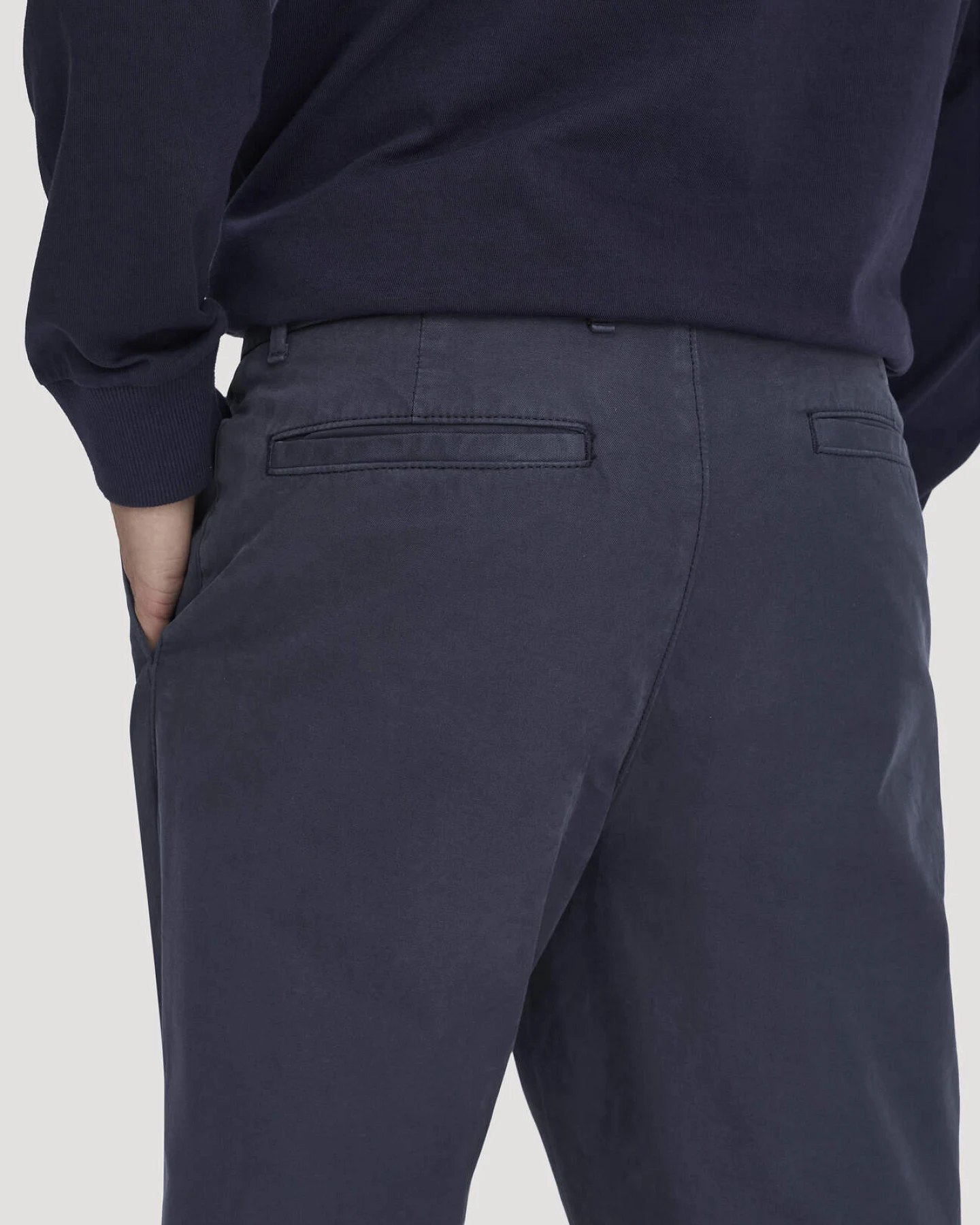 hessnatur Herren Chino RONNEL Relaxed aus Bio-Baumwolle - blau - Größe 36/34 – Ansicht 3