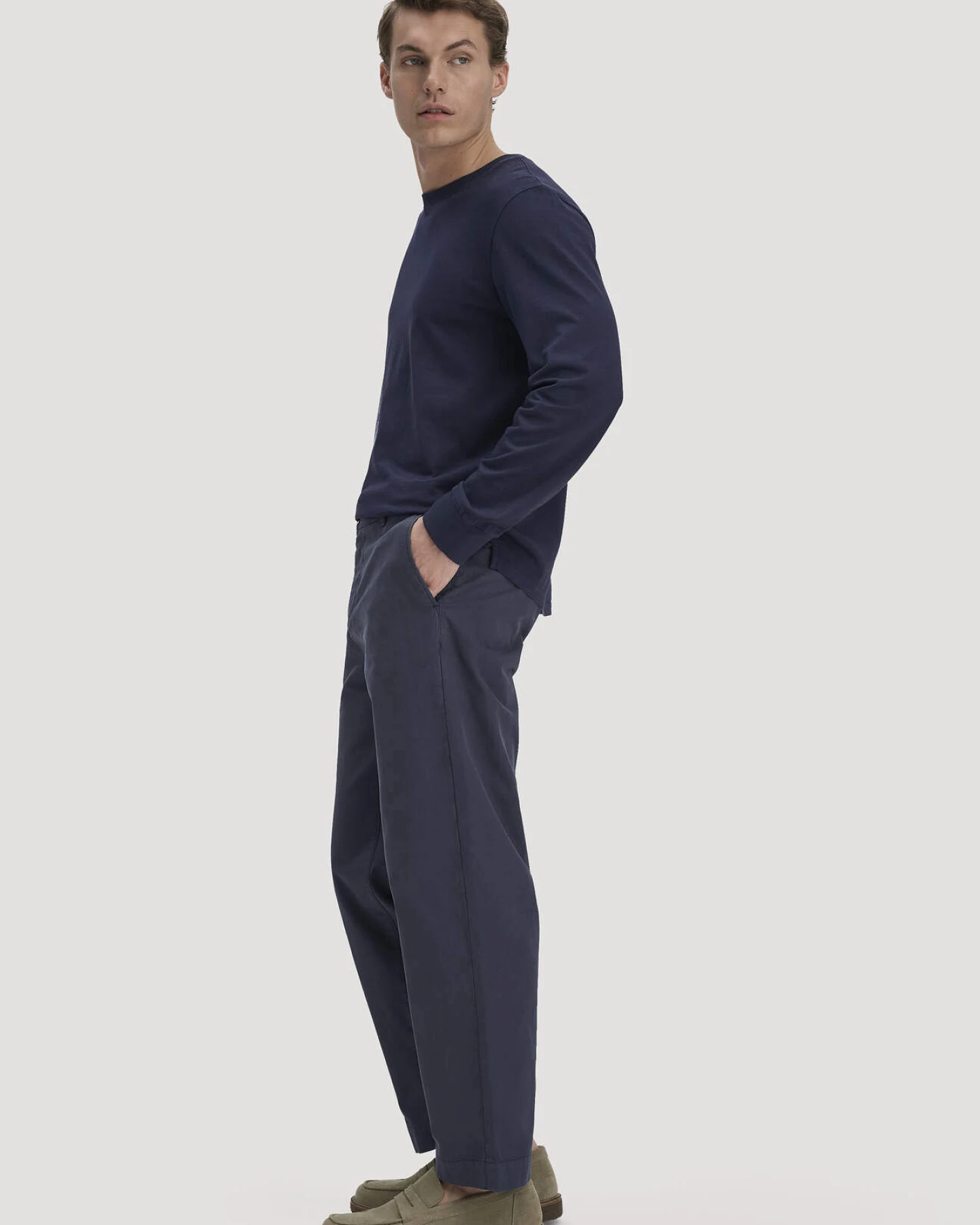 hessnatur Herren Chino RONNEL Relaxed aus Bio-Baumwolle - blau - Größe 36/34 – Ansicht 4