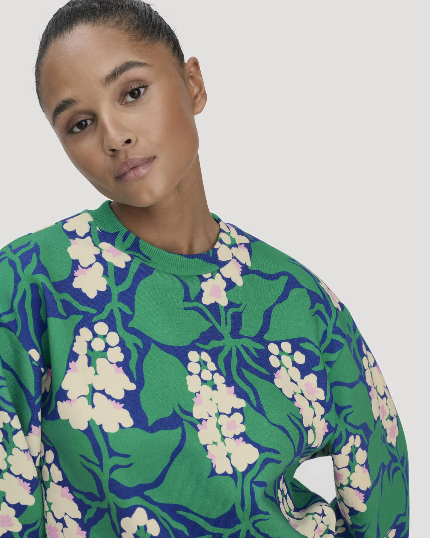 hessnatur Damen Print Sweatshirt Oversize LIV LEE aus Bio-Baumwolle - grün - Größe XS – Ansicht 4