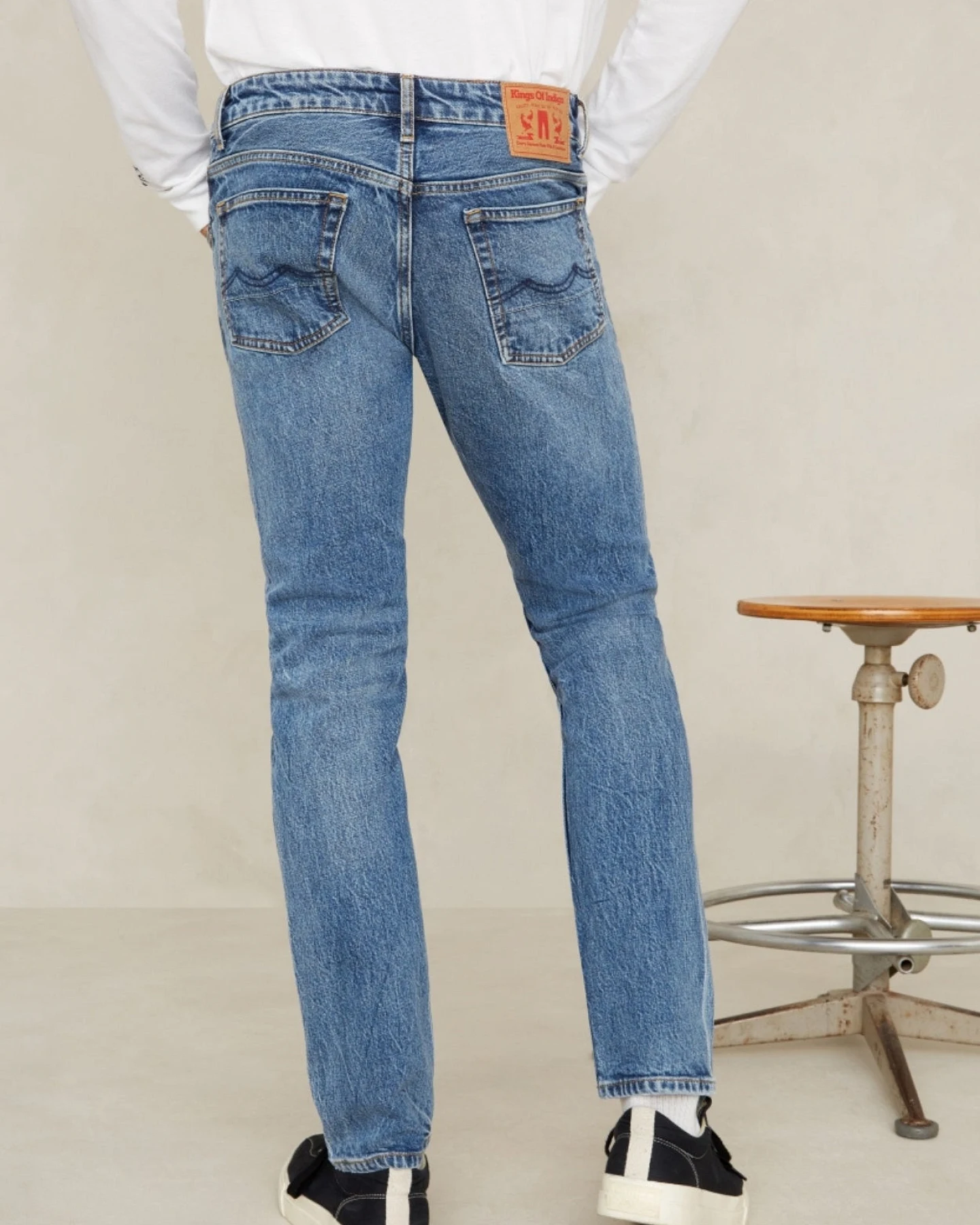 Kings of Indigo Herren vegan Jeans John Xavier Light Washed Blau – Ansicht 2