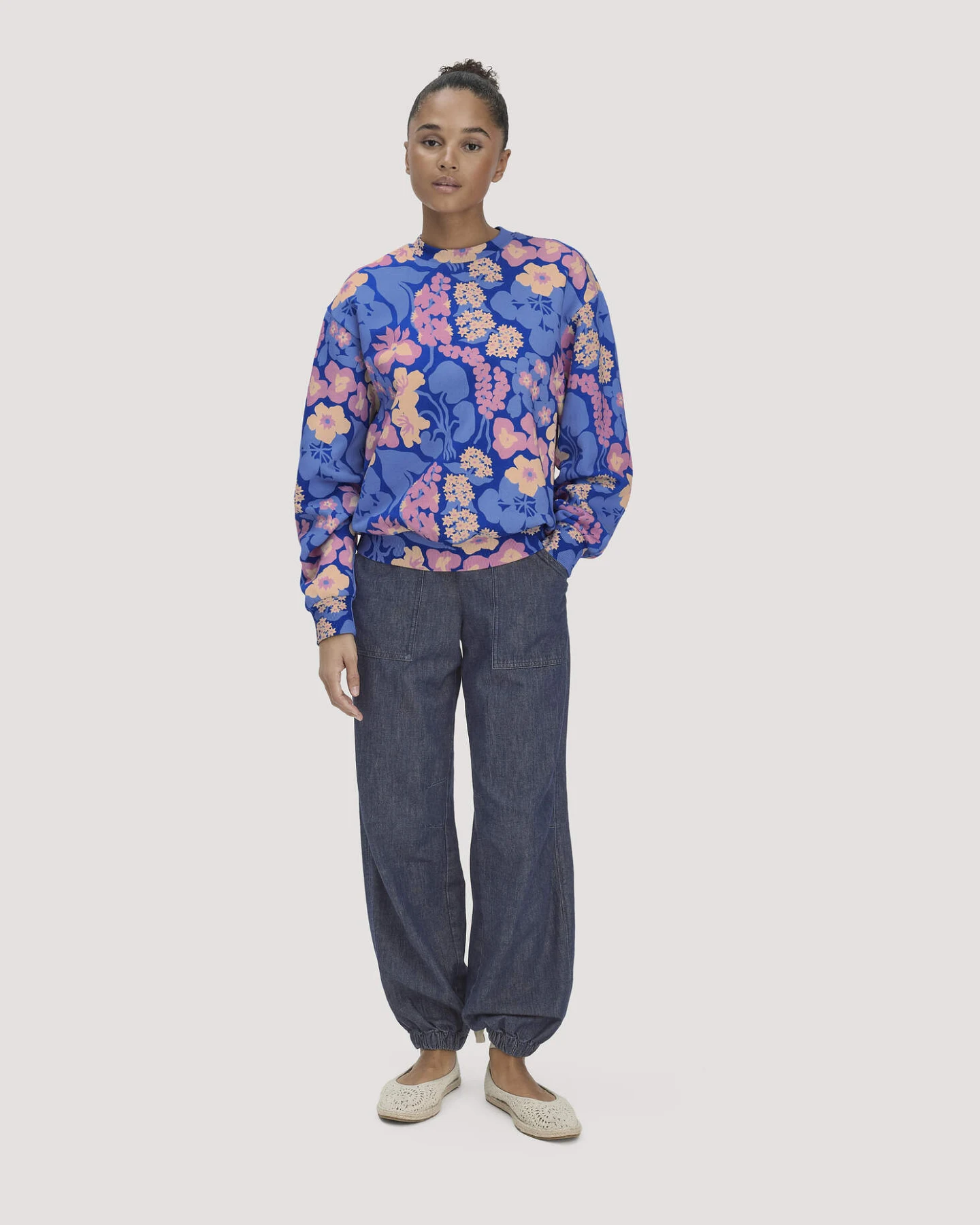hessnatur Damen Print Sweatshirt Oversize LIV LEE aus Bio-Baumwolle - blau - Größe M – Ansicht 2